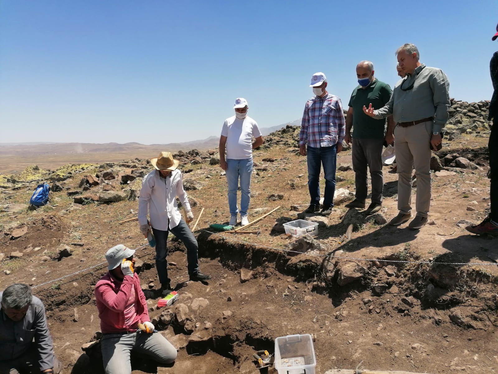 rektorumuzden-malazgirt-savas-alaninin-tespiti-tarihi-ve-arkeolojik-yuzey-arastirmalari-projesi-ekibine-ziyaret-610