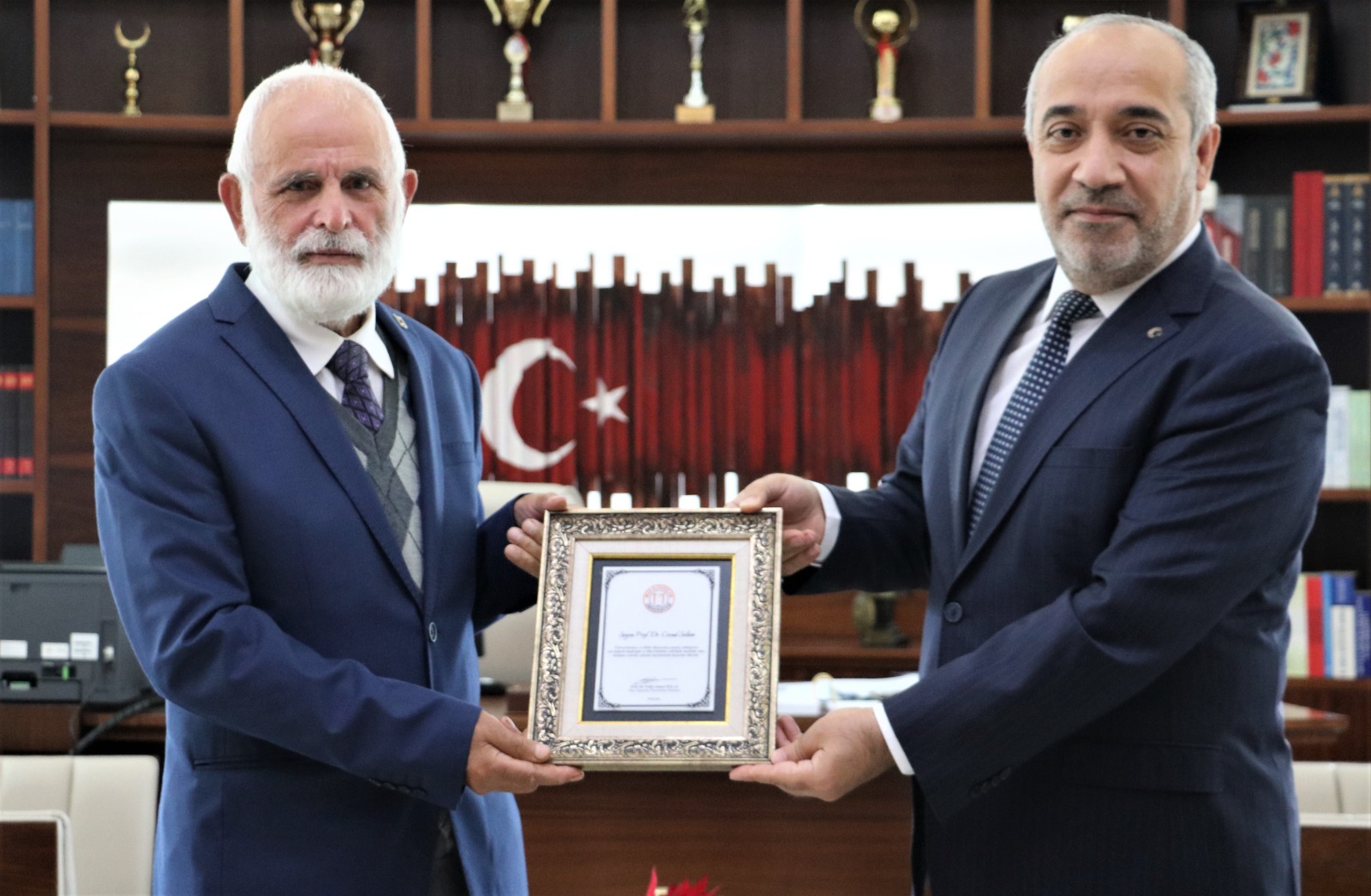 rektorumuzden-rektor-yardimcimiz-prof-dr-cevad-selama-tesekkur-plaketi-696