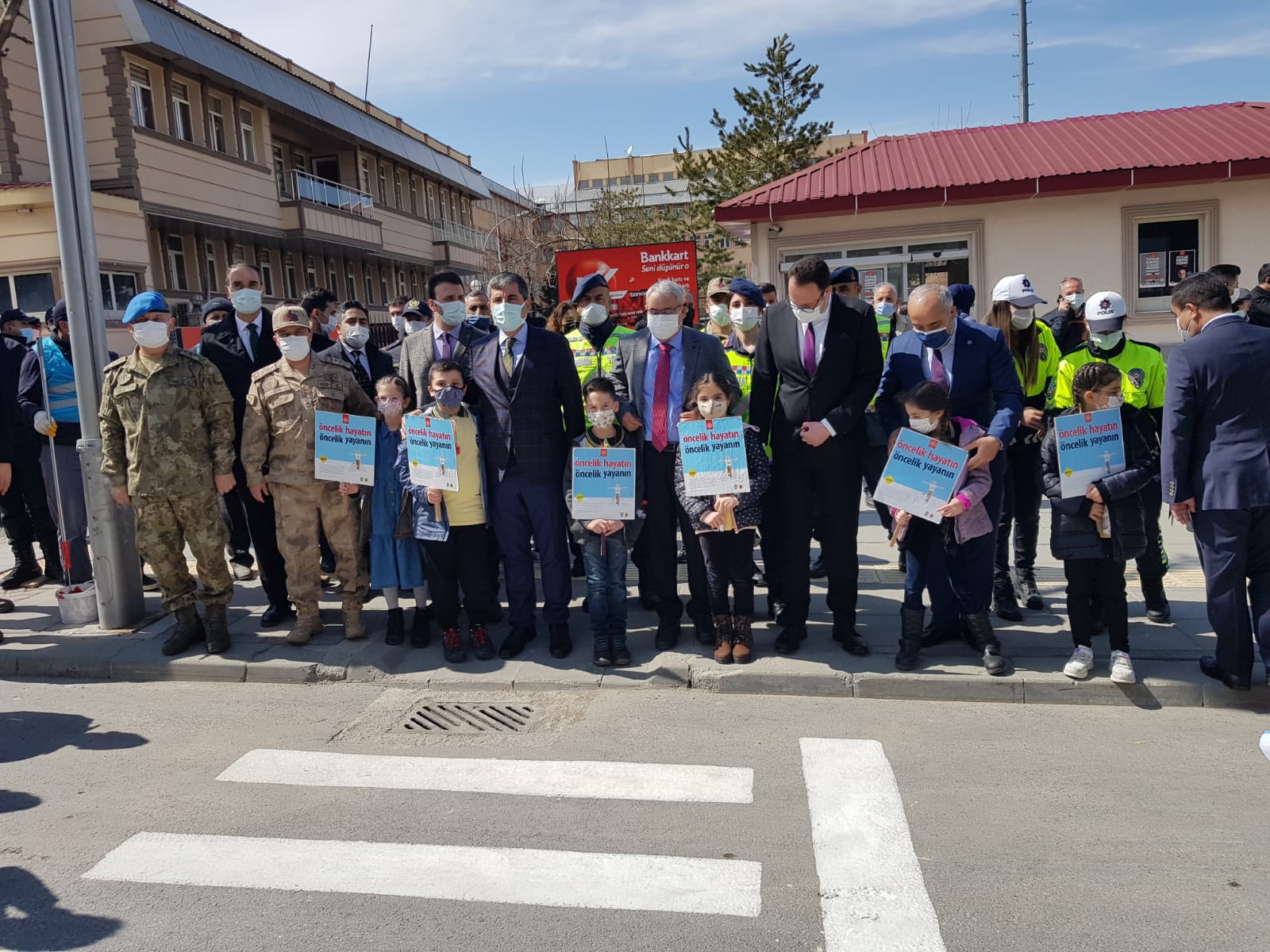 rektorumuz-yayalar-kirmizi-cizgimiz-farkindalik-calismasina-katildi-728