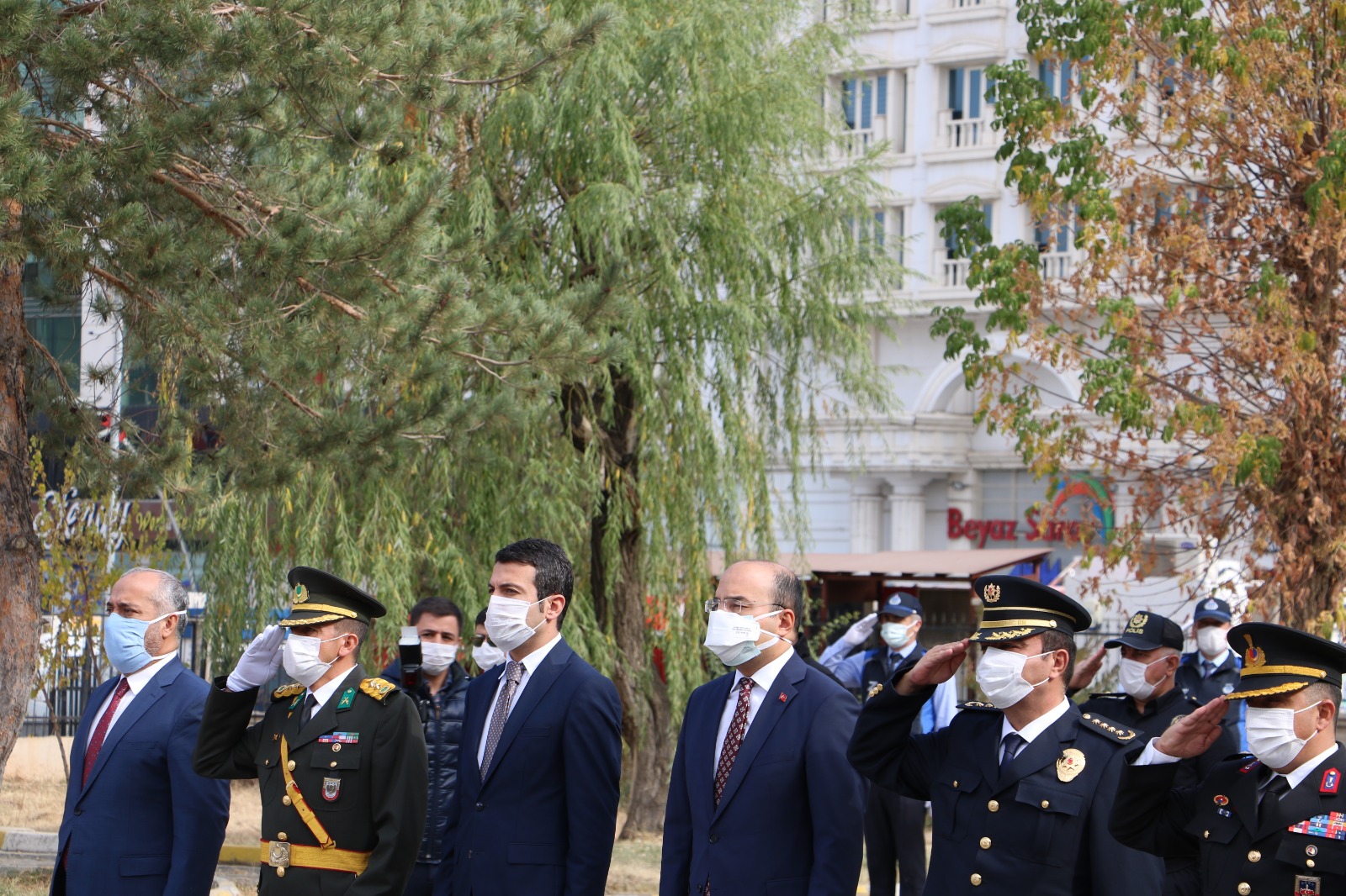 mus-valiliginden-cumhuriyet-bayrami-kapsaminda-celenk-sunma-toreni-770