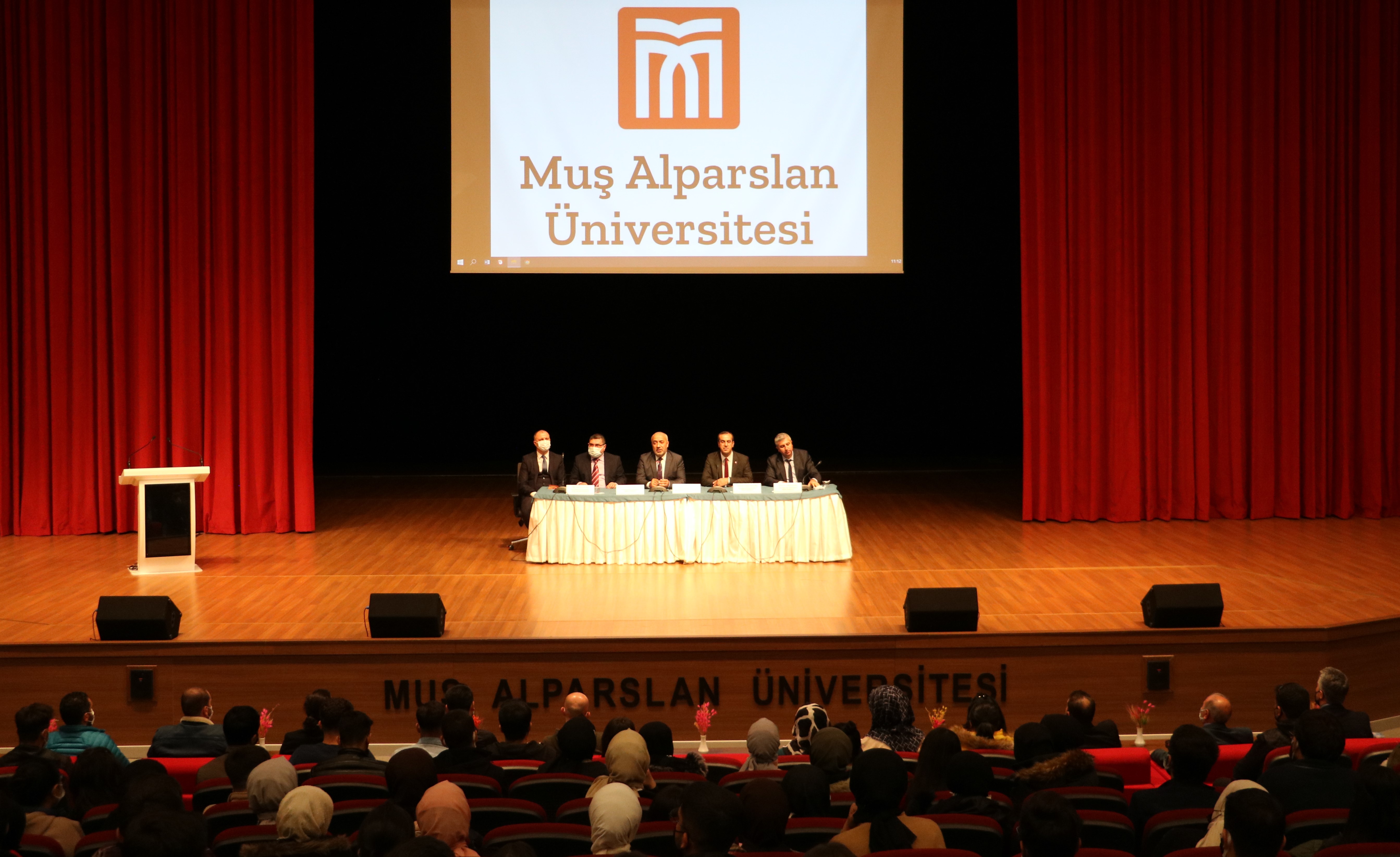rector-prof-dr-fethi-ahmet-polat-held-a-meeting-with-the-new-students-1003