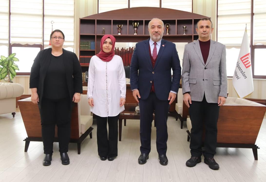 rektorumuzden-en-yuksek-puanli-akademisyenlere-plaket-1305