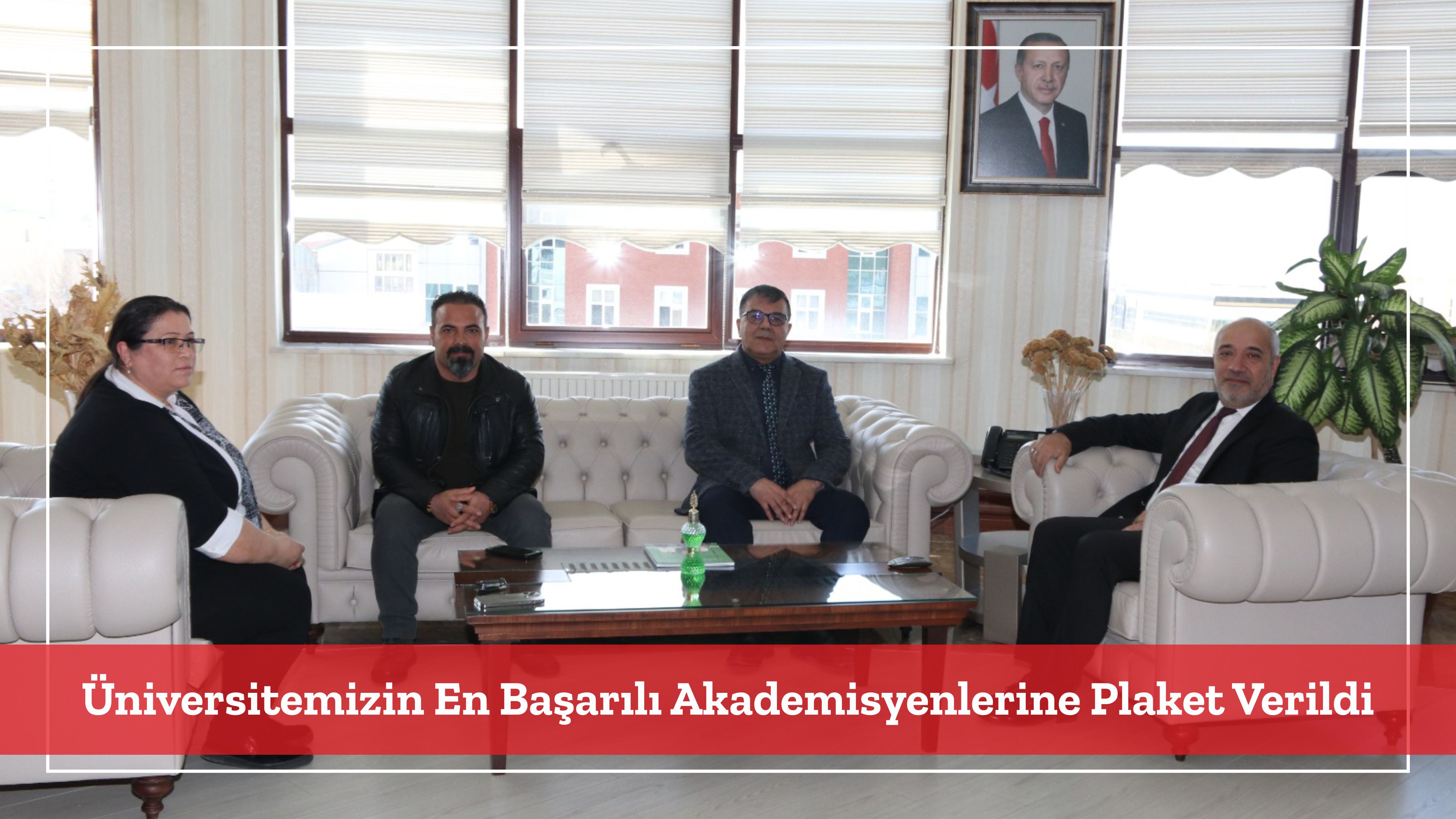 universitemizin-en-basarili-akademisyenlerine-plaket-verildi-2542