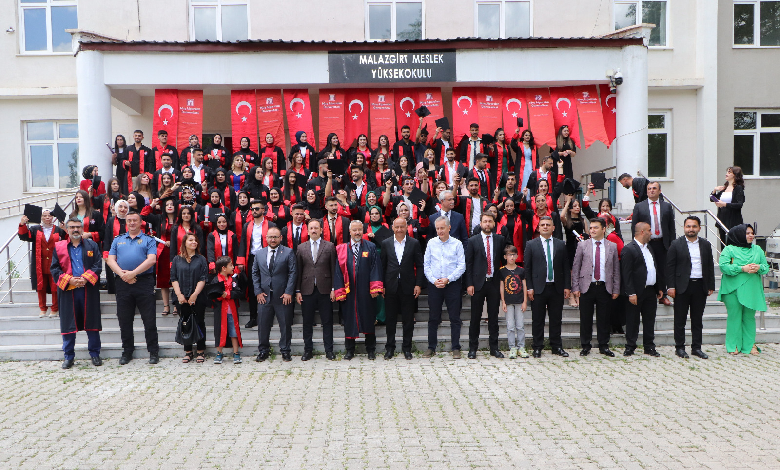 rektorumuz-mezuniyet-torenlerine-katildi-2691