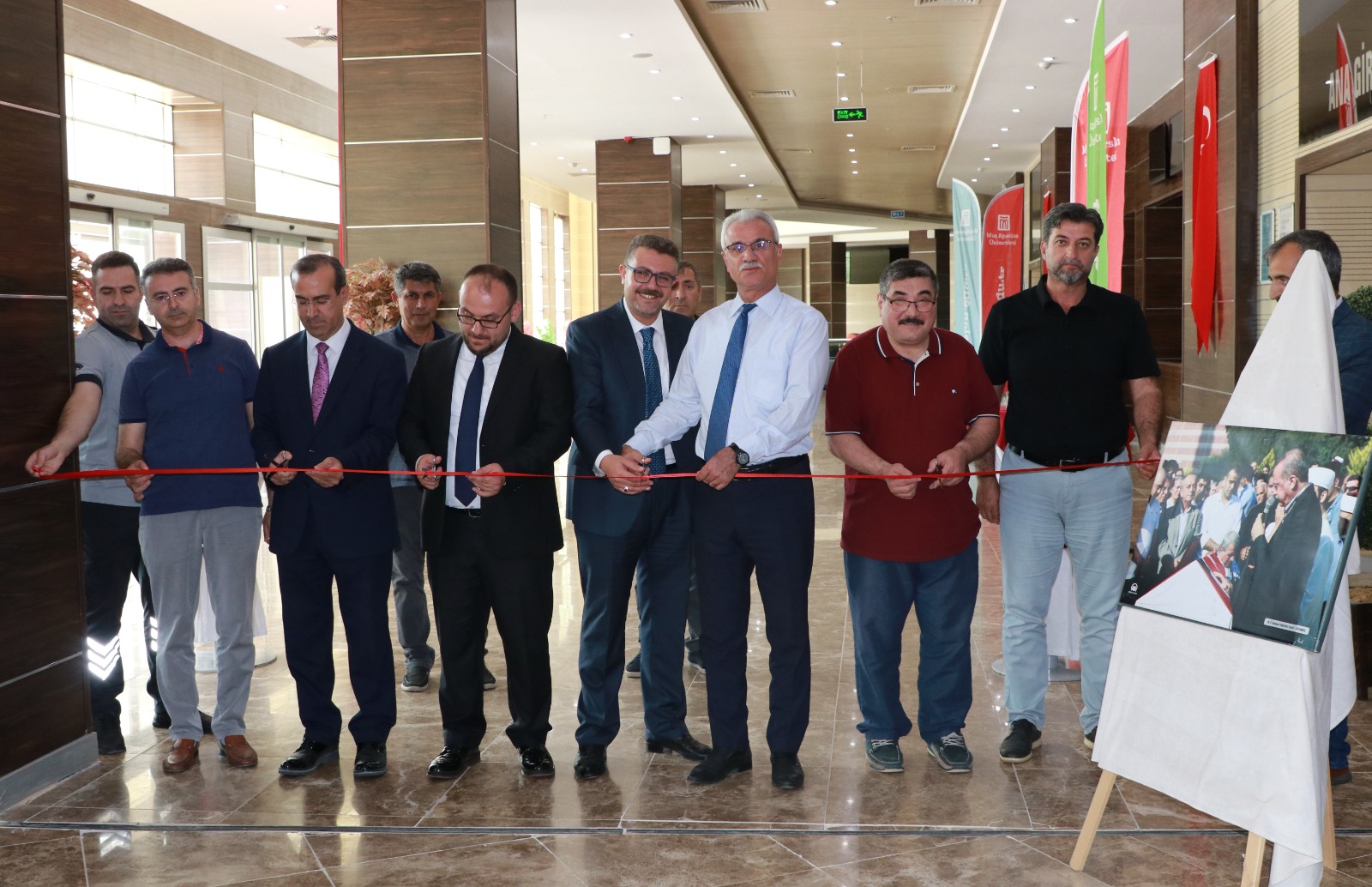 rektorumuz-15-temmuz-darbe-girisimi-fotograf-sergisinin-acilisini-yapti-2776