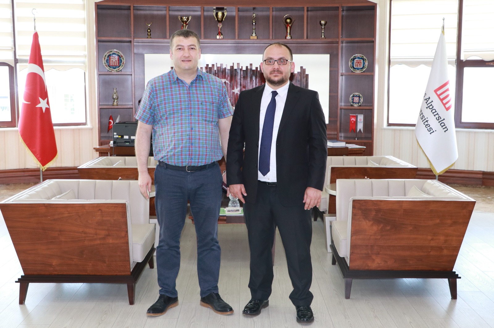 rector-receives-visit-from-turkoglu-2780