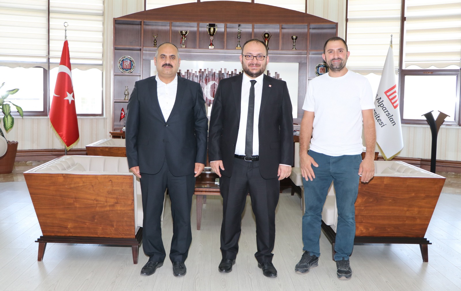 ak-parti-malazgirt-ilce-baskani-deniz-rektorumuzu-ziyaret-etti-2878
