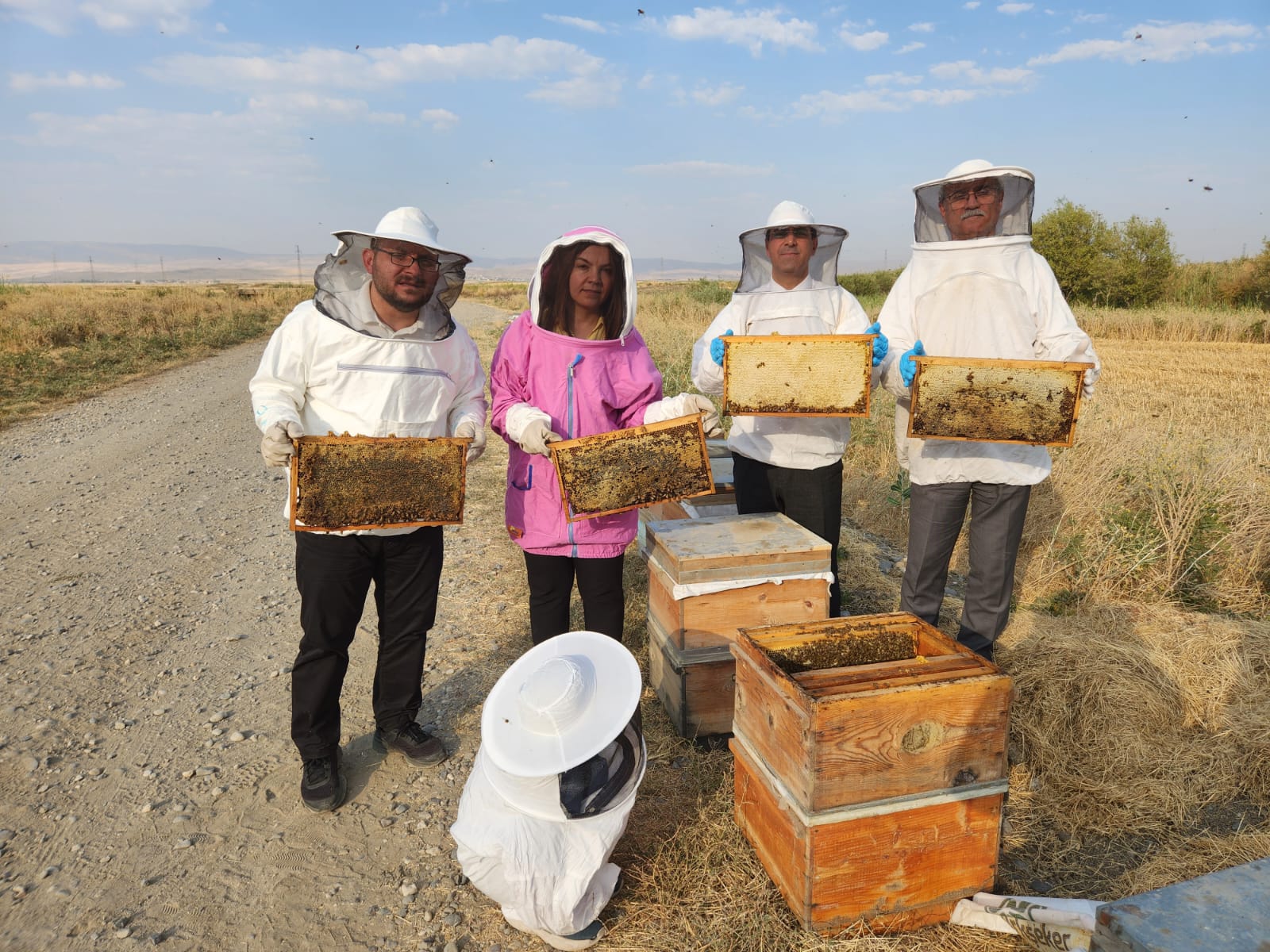 the-rector-visits-our-university-beekeeping-enterprise-2983