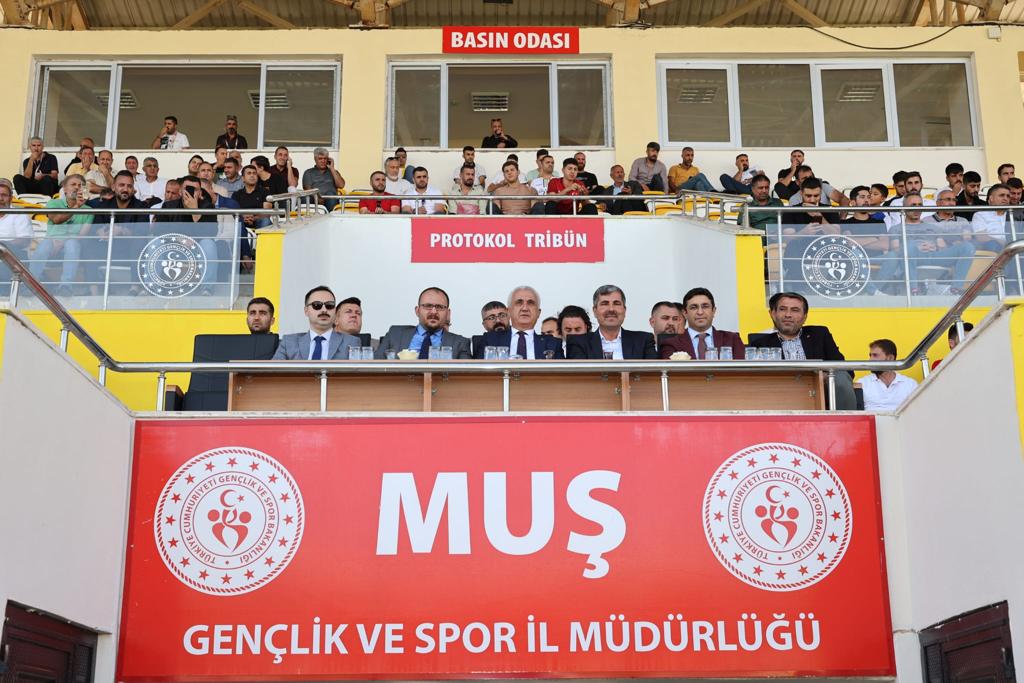 rector-alican-in-the-stands-for-musspor-3227