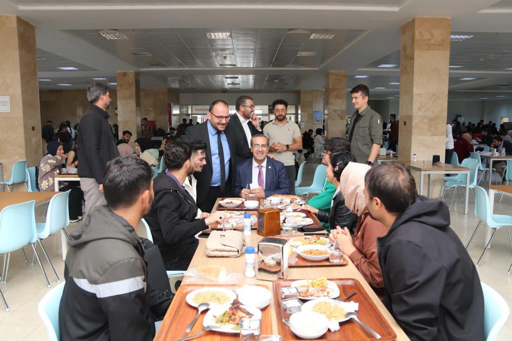 rektorumuz-ogrencilerimiz-ve-akademisyenlerimiz-ile-hasbihal-etti-3267