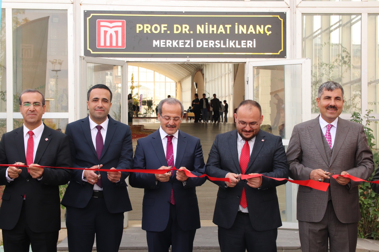 universitemiz-birinci-merkezi-dersliklerine-kurucu-rektorumuzun-ismi-verildi-3515