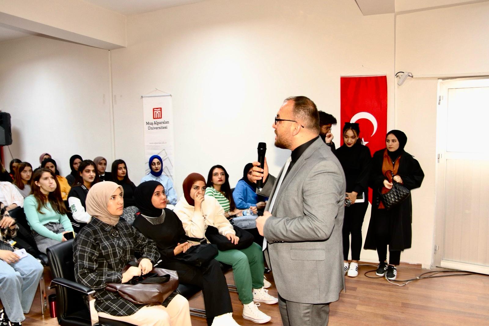 chatting-with-students-from-malazgirt-vocational-school-3552