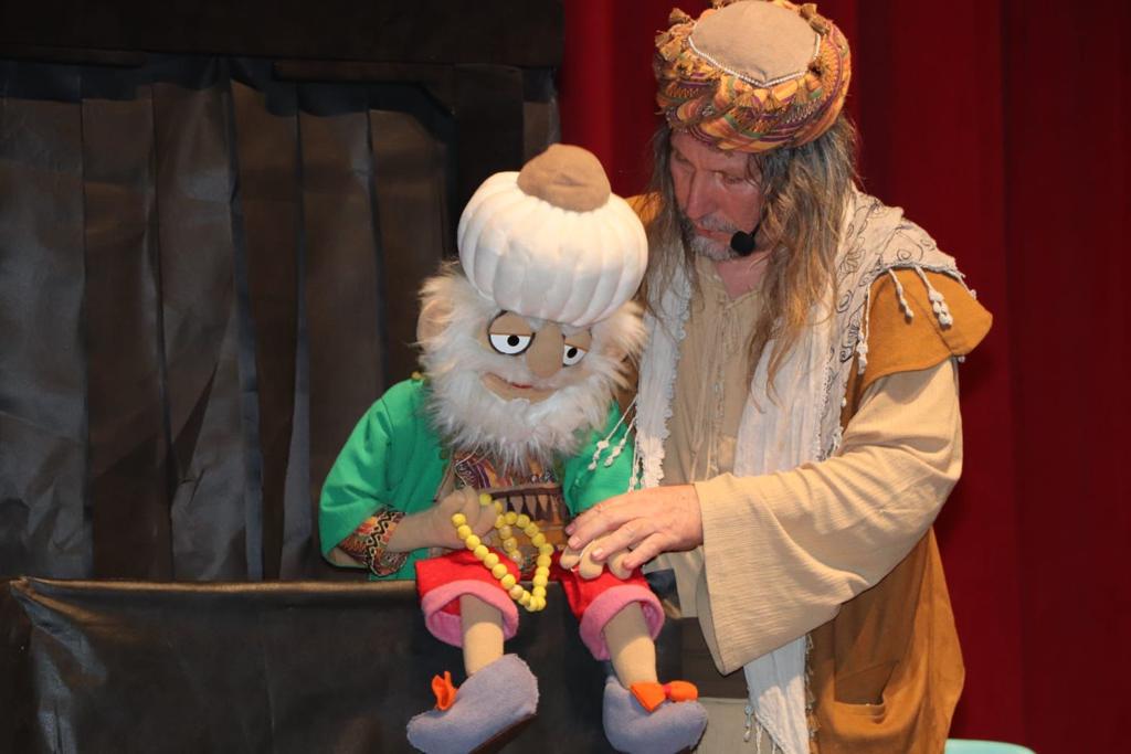 the-tale-teller-uncle-and-his-puppets-mesmerized-the-audience-3708