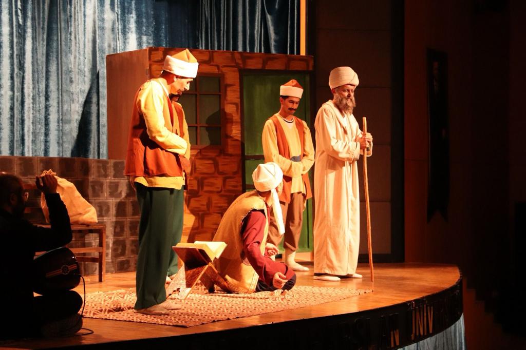 yunus-emre-met-with-theatre-lovers-in-the-1st-love-market-3828