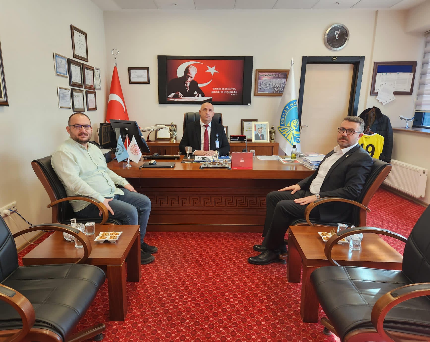 rektorumuzden-sultan-alparslan-havalimani-muduru-saim-senturke-iadeiziyaret-4063