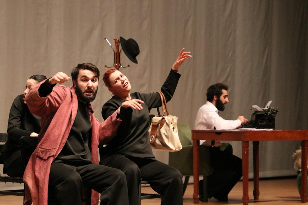 mus-alparslan-universitesinde-sanat-soleni-oy-tabip-isimli-tiyatro-gosterisi-gonulleri-fethetti-4209