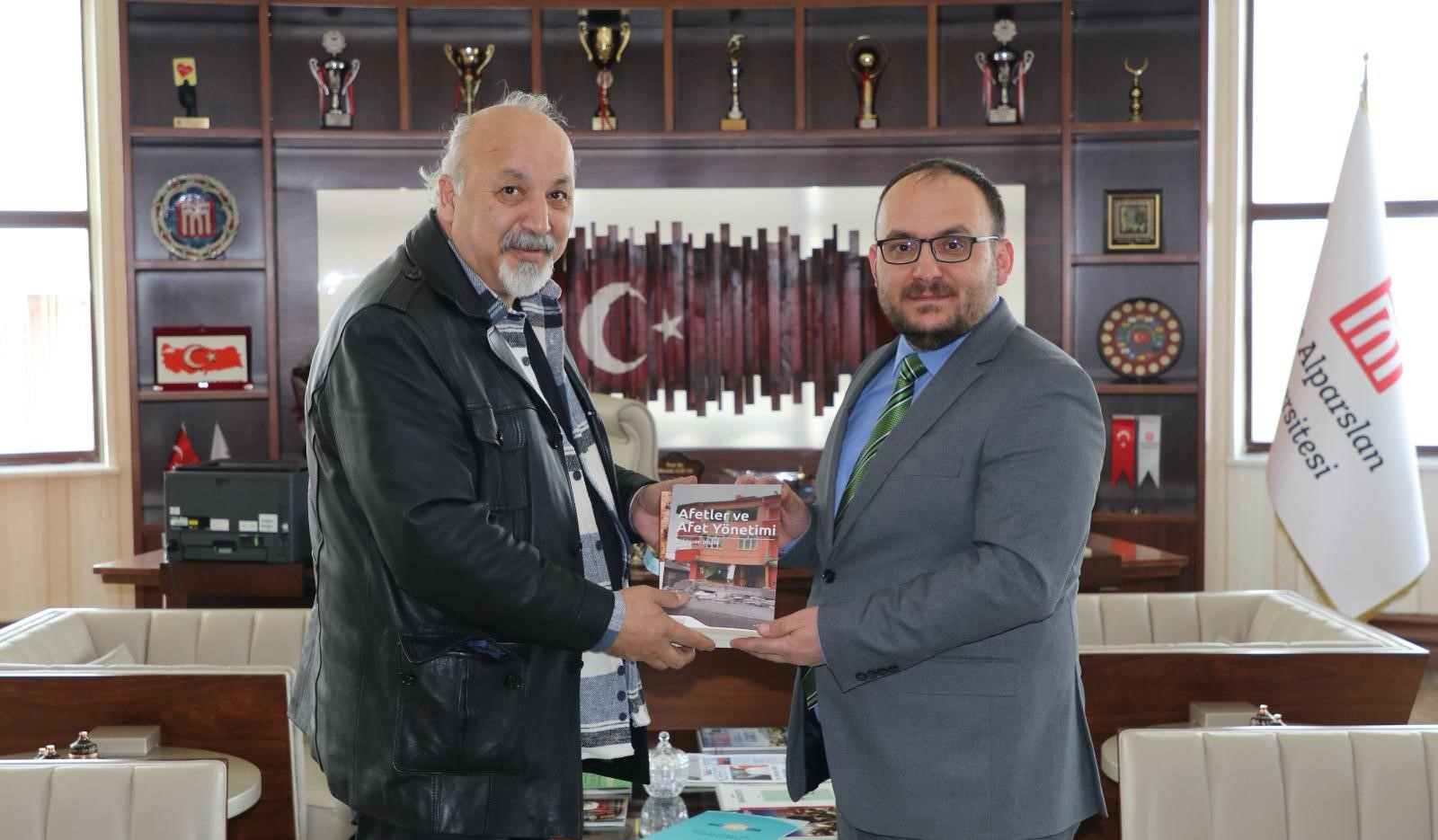 rektorumuz-afad-ekibini-agirladi-4372
