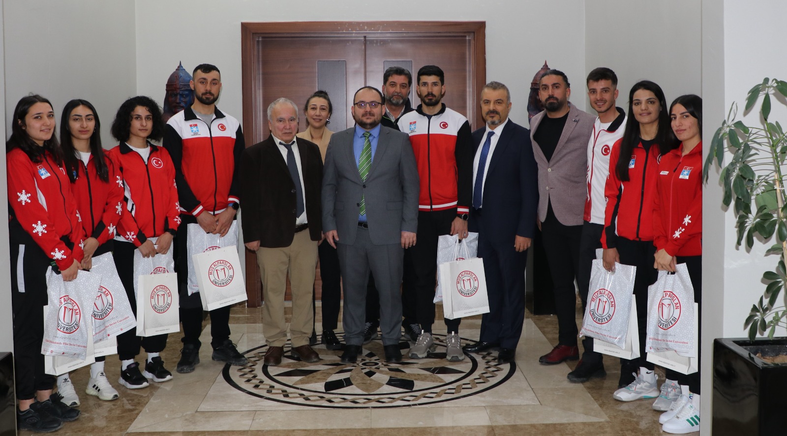 kayakli-kosu-ve-biatlon-takimimizdan-rektorumuze-ziyaret-4373