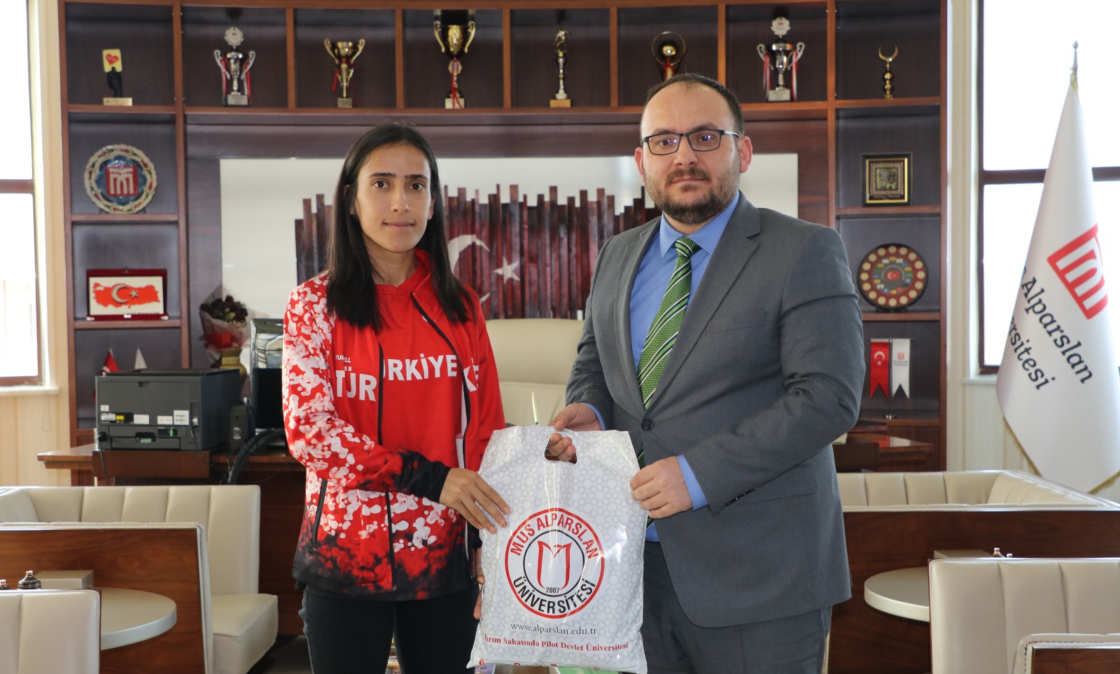 milli-takim-sporcusu-ogrencimiz-derya-kunurdan-rektorumuze-ziyaret-4379