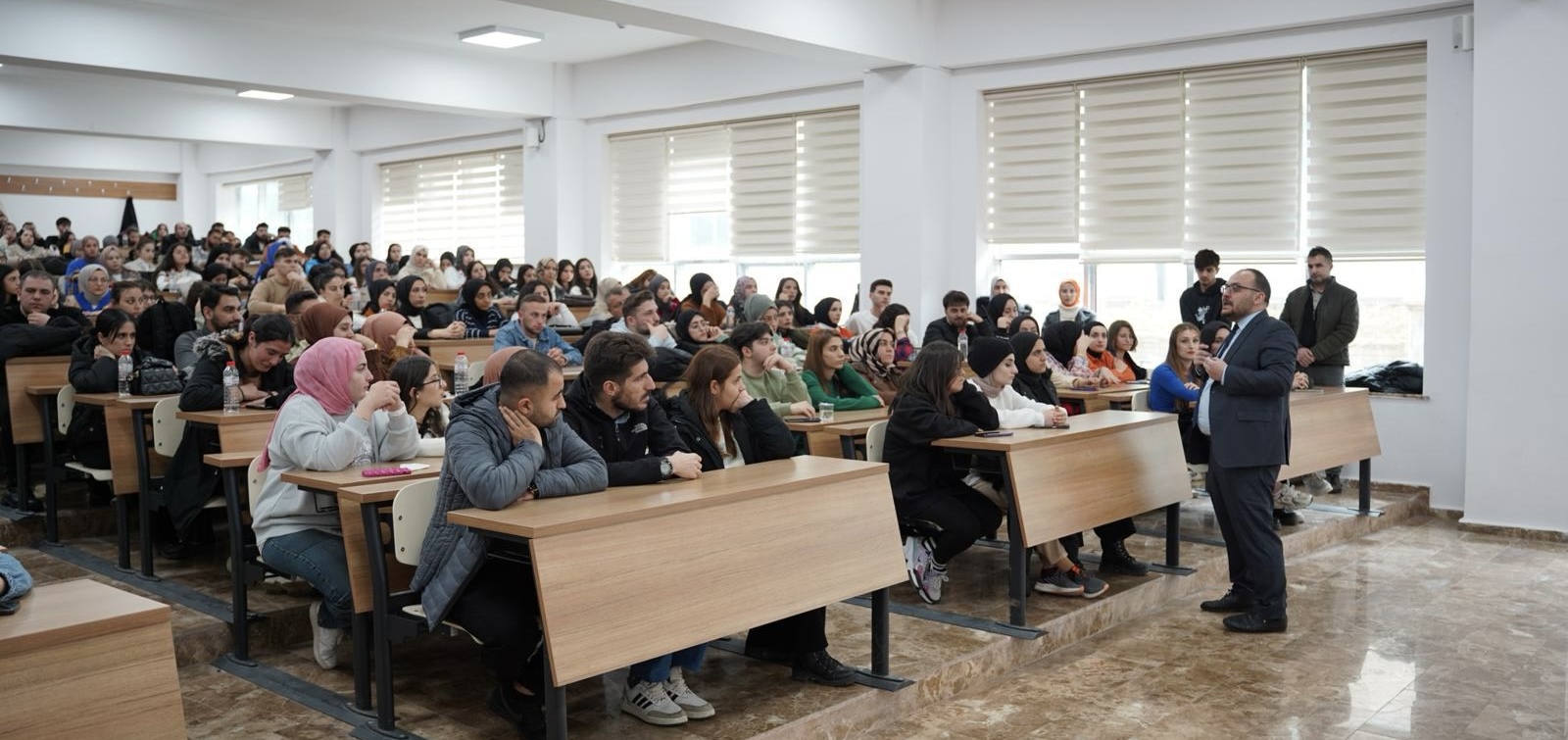rektorumuz-fen-edebiyat-fakultesi-ogrencileriyle-bulustu-4510