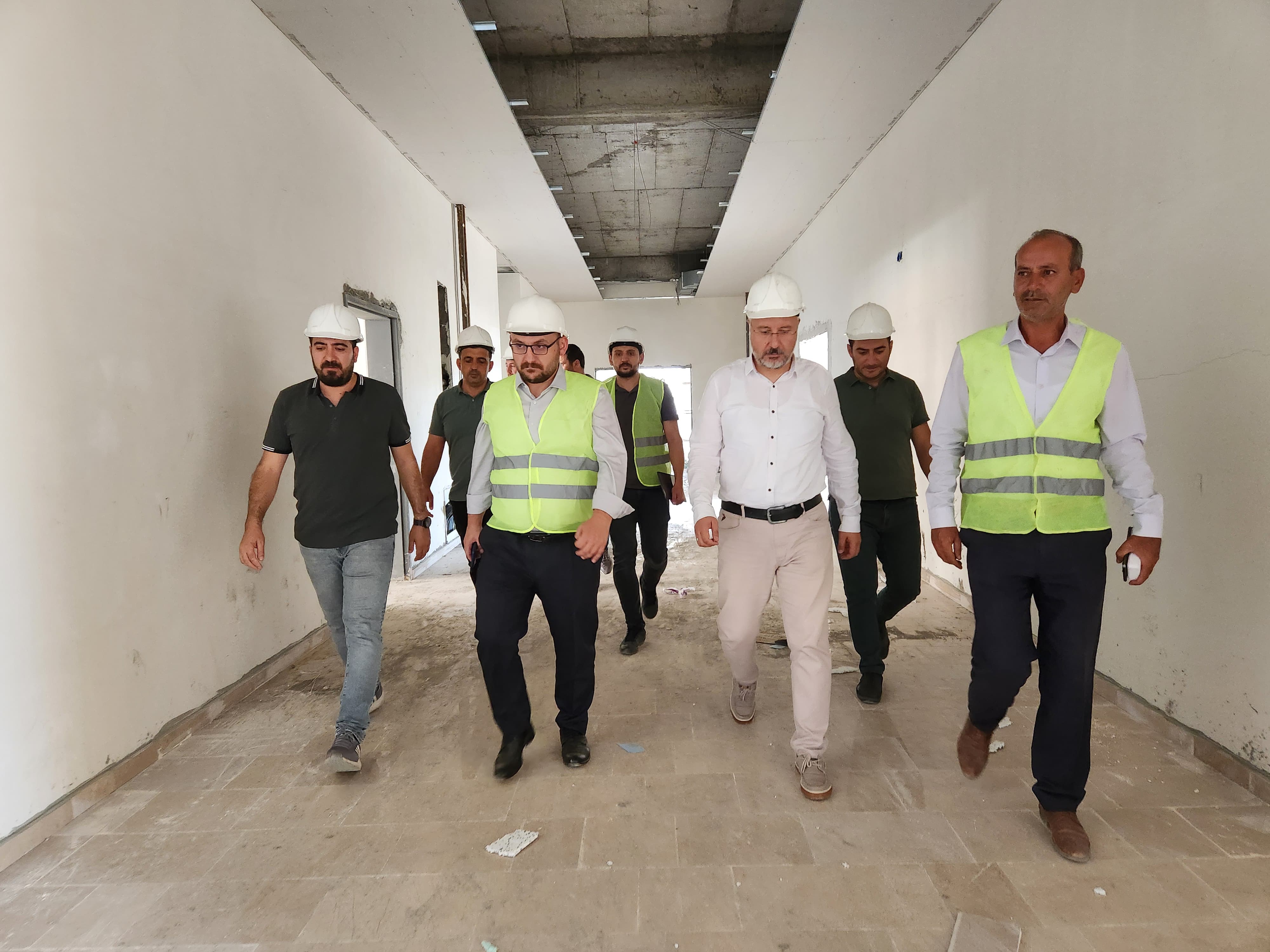 rektorumuz-malazgirt-meslek-yuksekokulu-insaatinda-incelemelerde-bulundu-5400