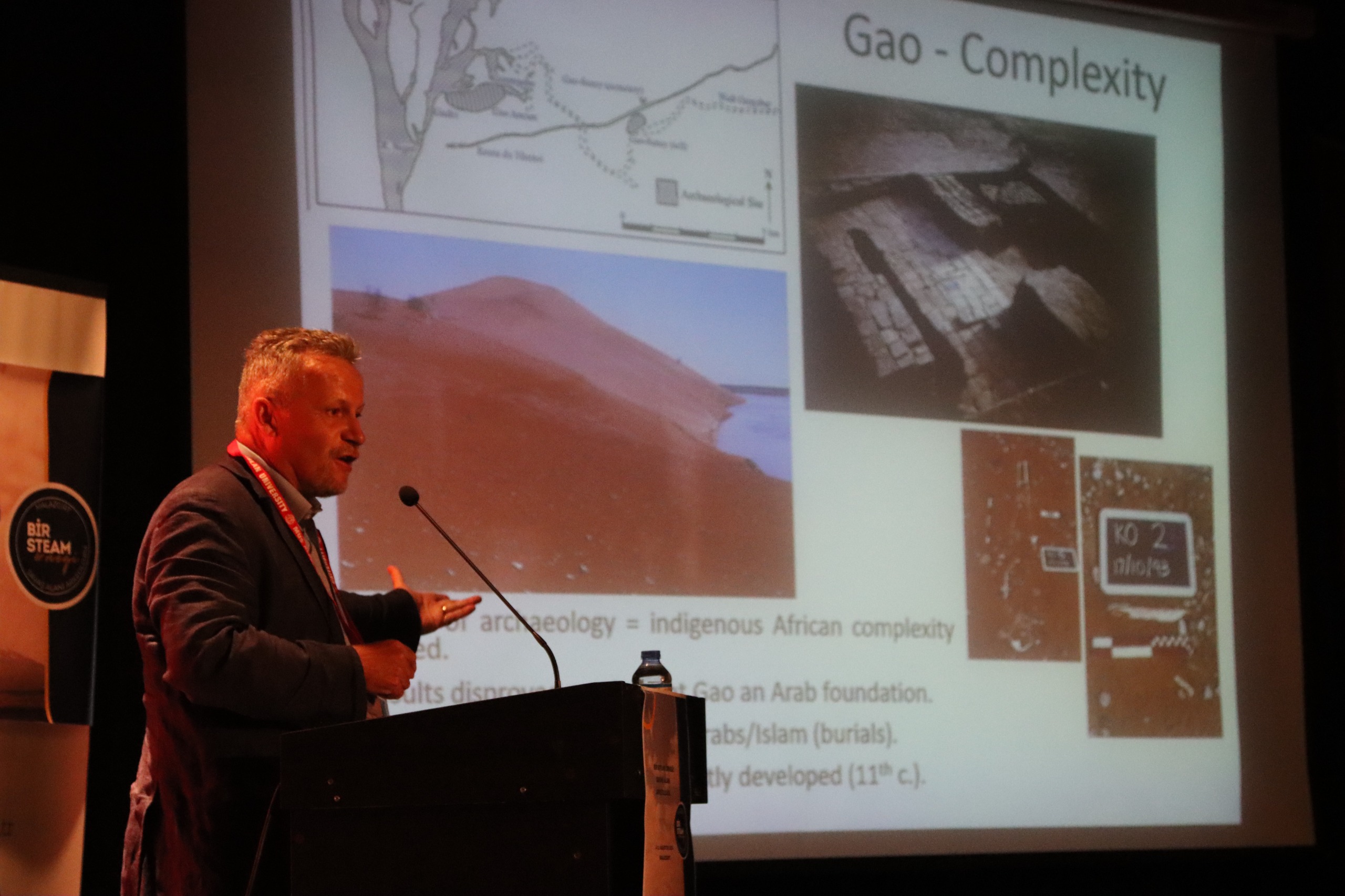 prof-dr-timothy-insoll-head-of-the-department-of-islamic-archaeology-at-the-university-of-exeter-made-a-presentation-in-malazgirt-5467