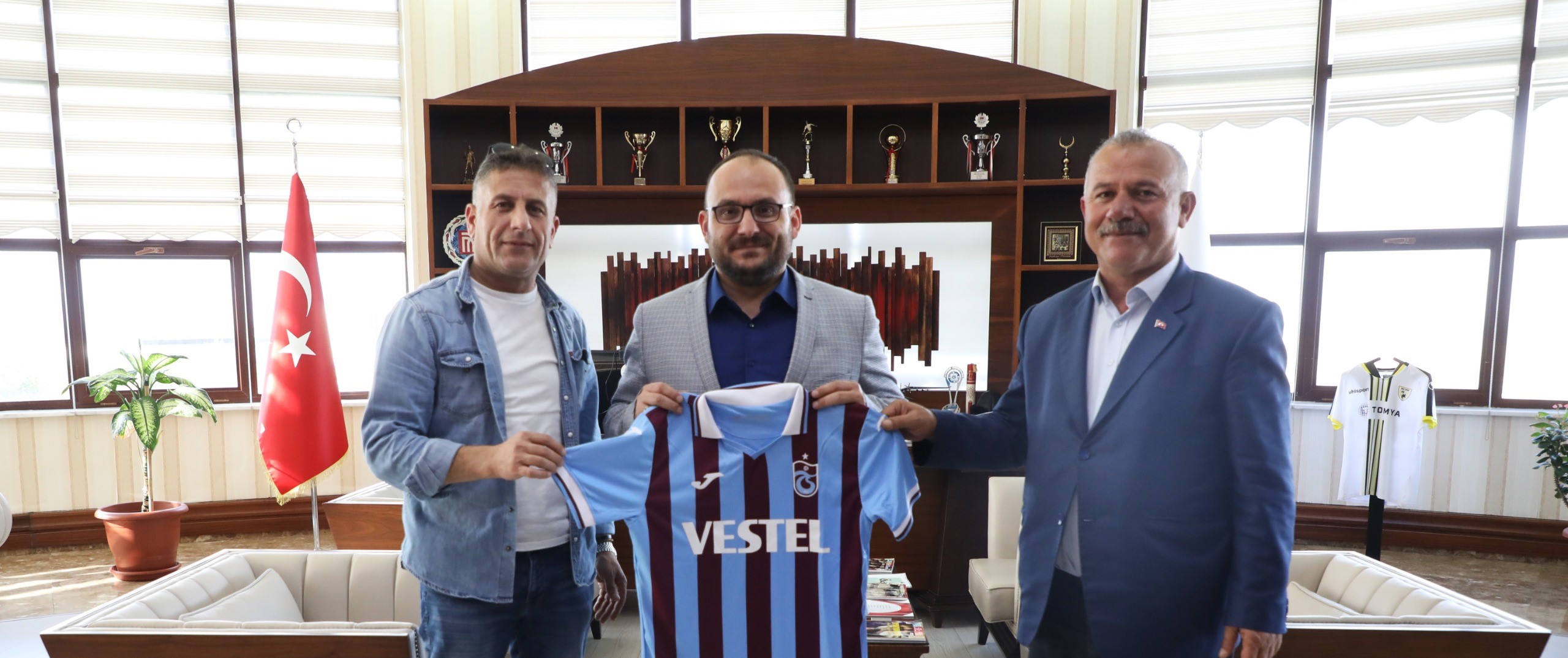 mus-trabzonlular-dernegi-baskani-ve-is-insani-kadri-coskundan-rektorumuze-ziyaret-5820