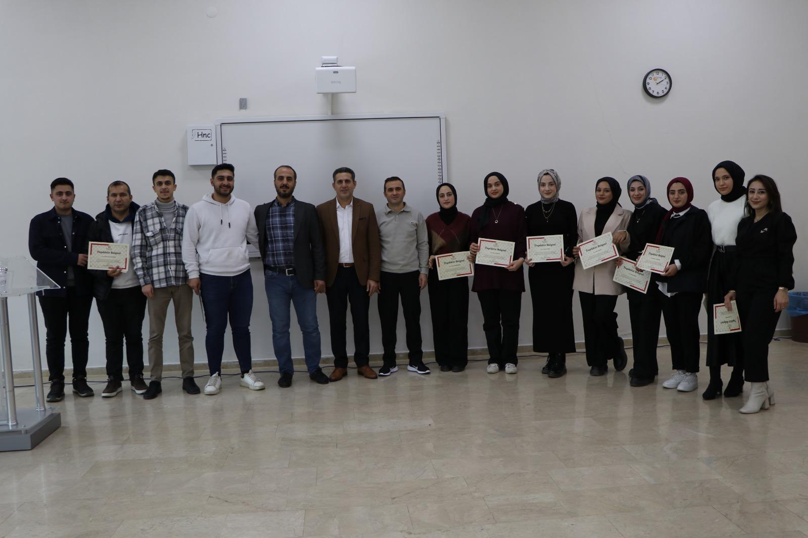 sosyal-bilimler-myo-ogrencilerinden-siir-dinletisi-etkinligi-6345