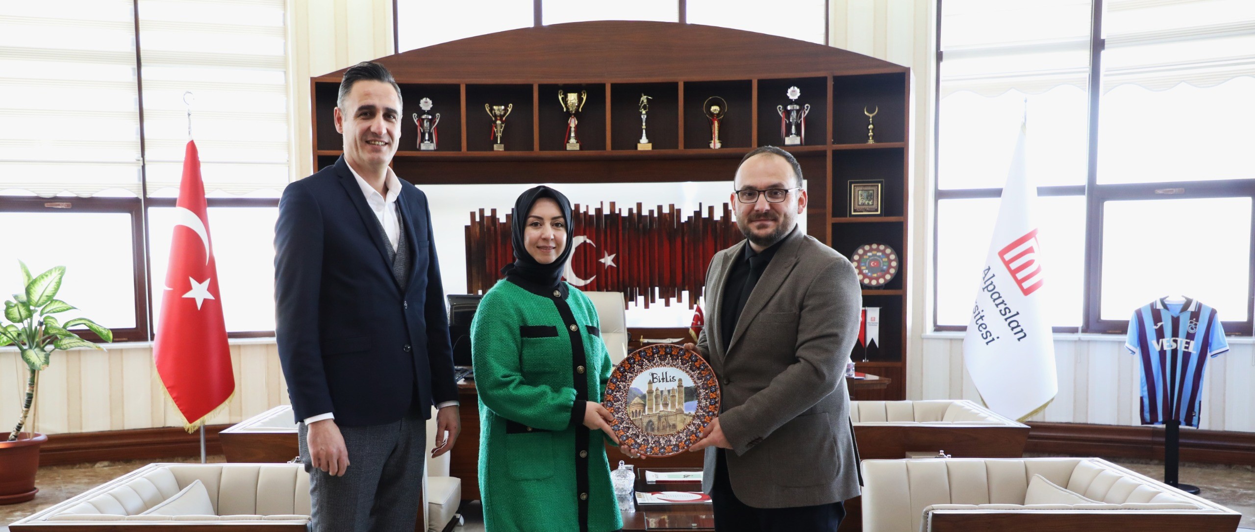 rektorumuzden-ortacag-tarihi-projelerine-akademik-destek-6362