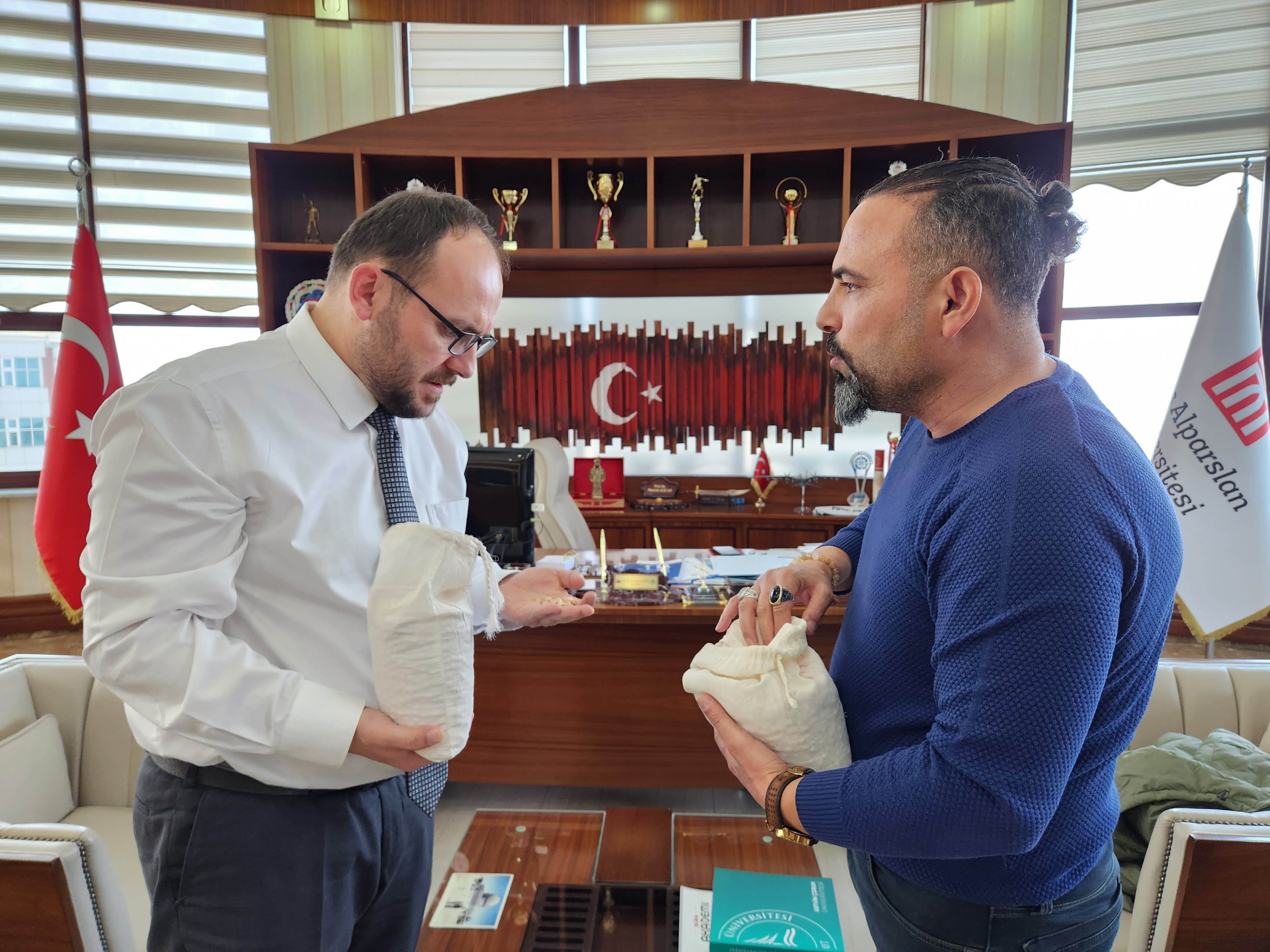 universitemiz-musta-nohut-cesidi-denemeleriyle-tarima-katki-sagladi-6379