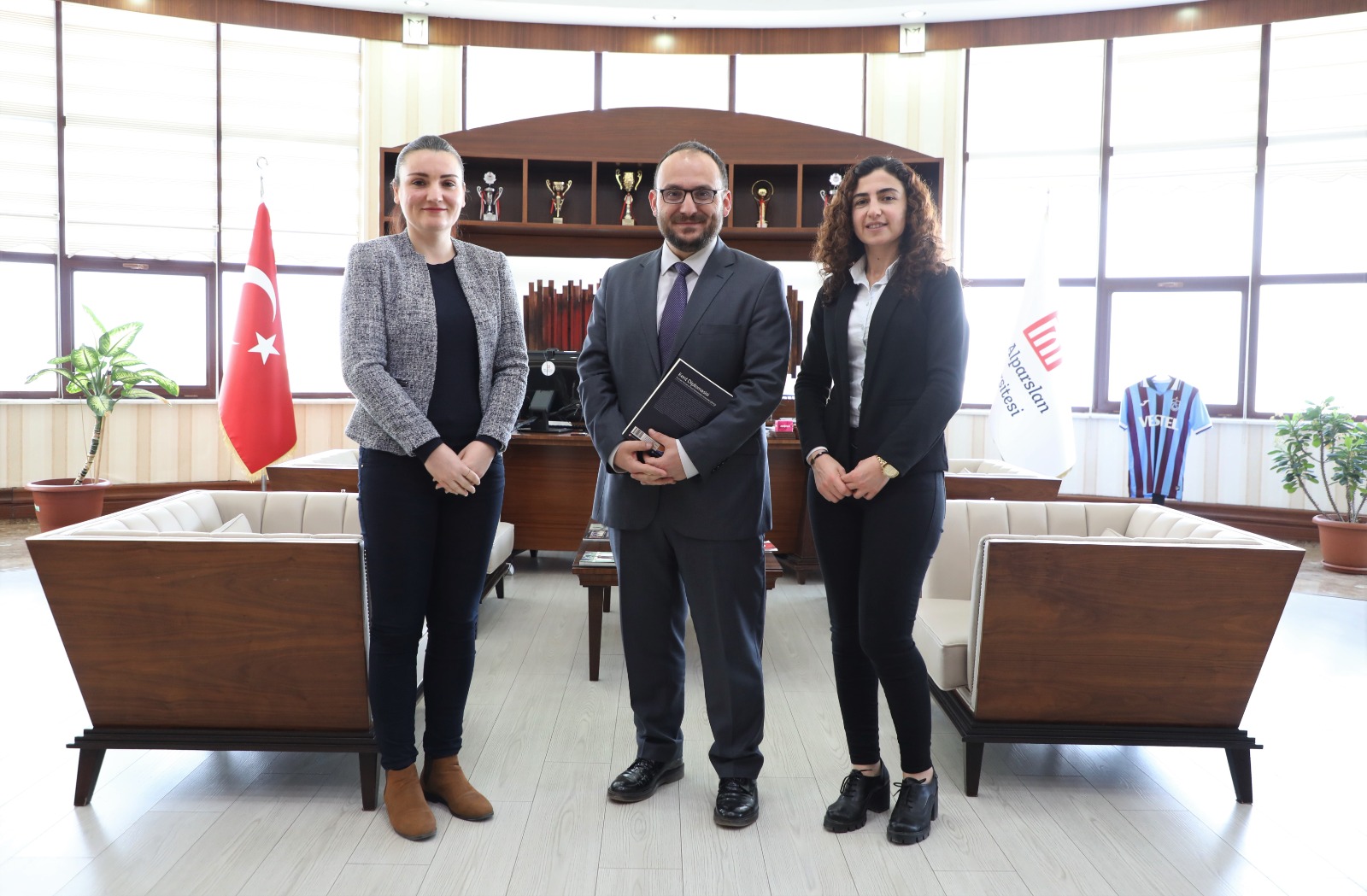 dr-miyase-aslantas-ve-dr-fatma-betul-sengonulden-rektorumuze-anlamli-ziyaret-6388