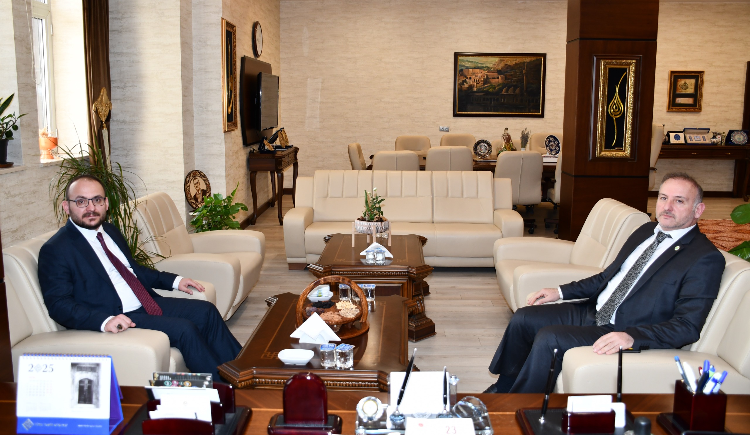 rektorumuz-harran-universitesi-rektoru-prof-dr-mehmet-tahir-gulluoglunu-ziyaret-etti-6479