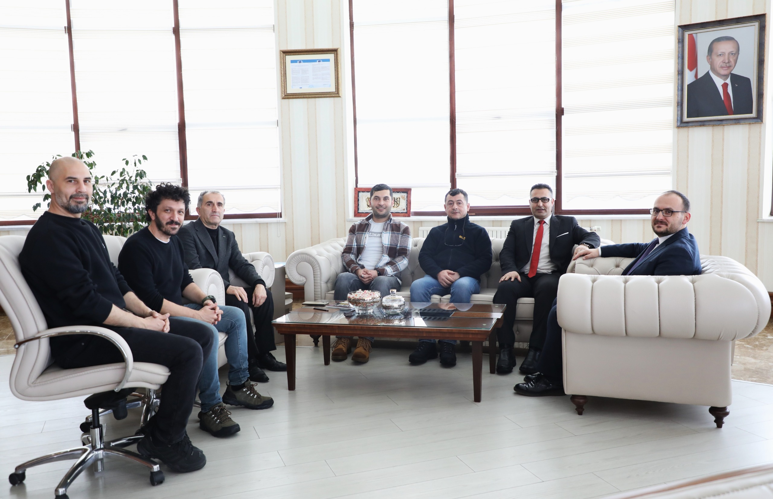 ahlat-muze-muduru-mikail-ercek-ve-ekibinden-rektorumuze-ziyaret-6603