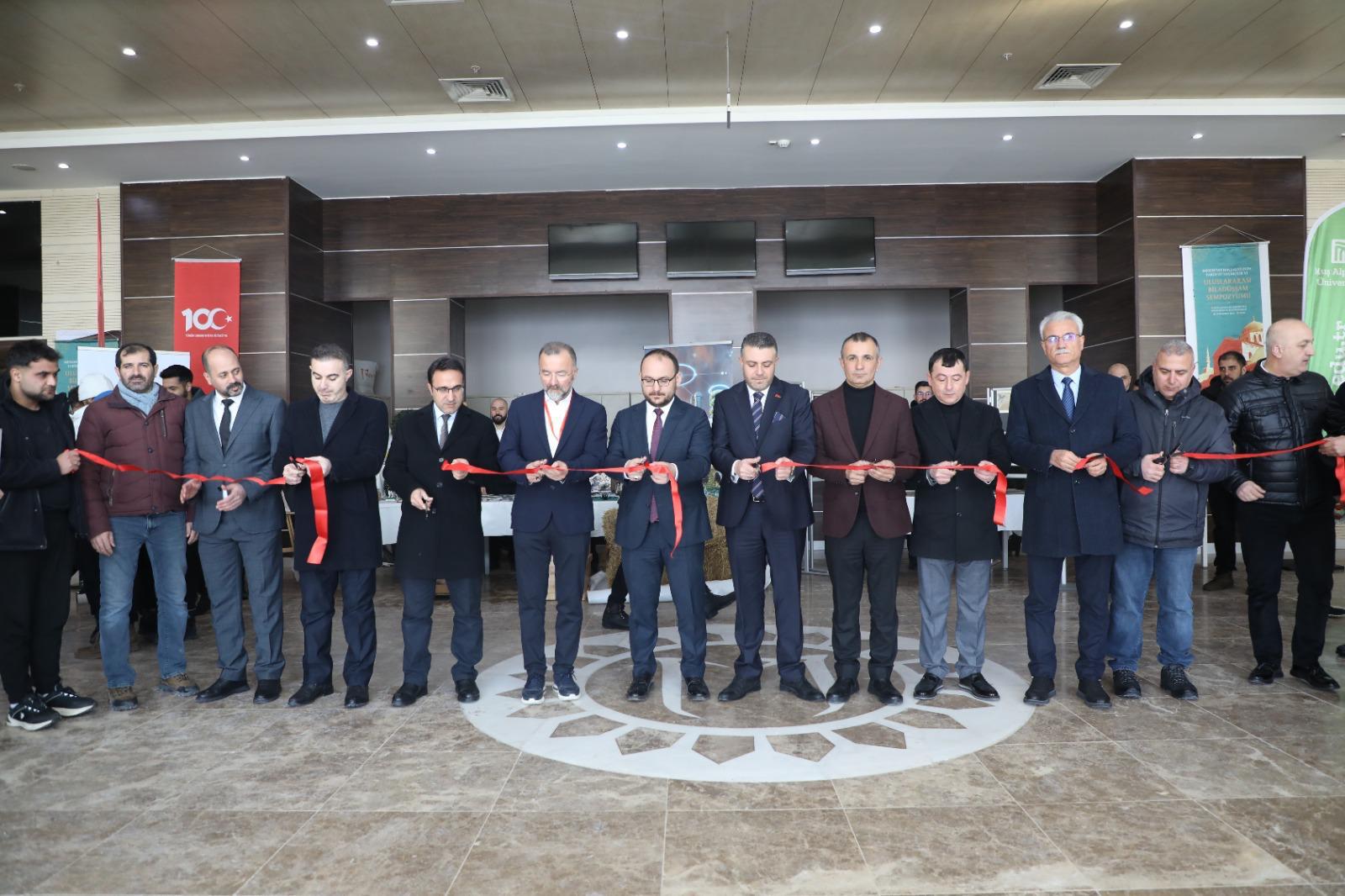 rektorumuz-plastik-sanatlar-ve-husn-i-hat-sergisi-acilislarina-katildi-6633