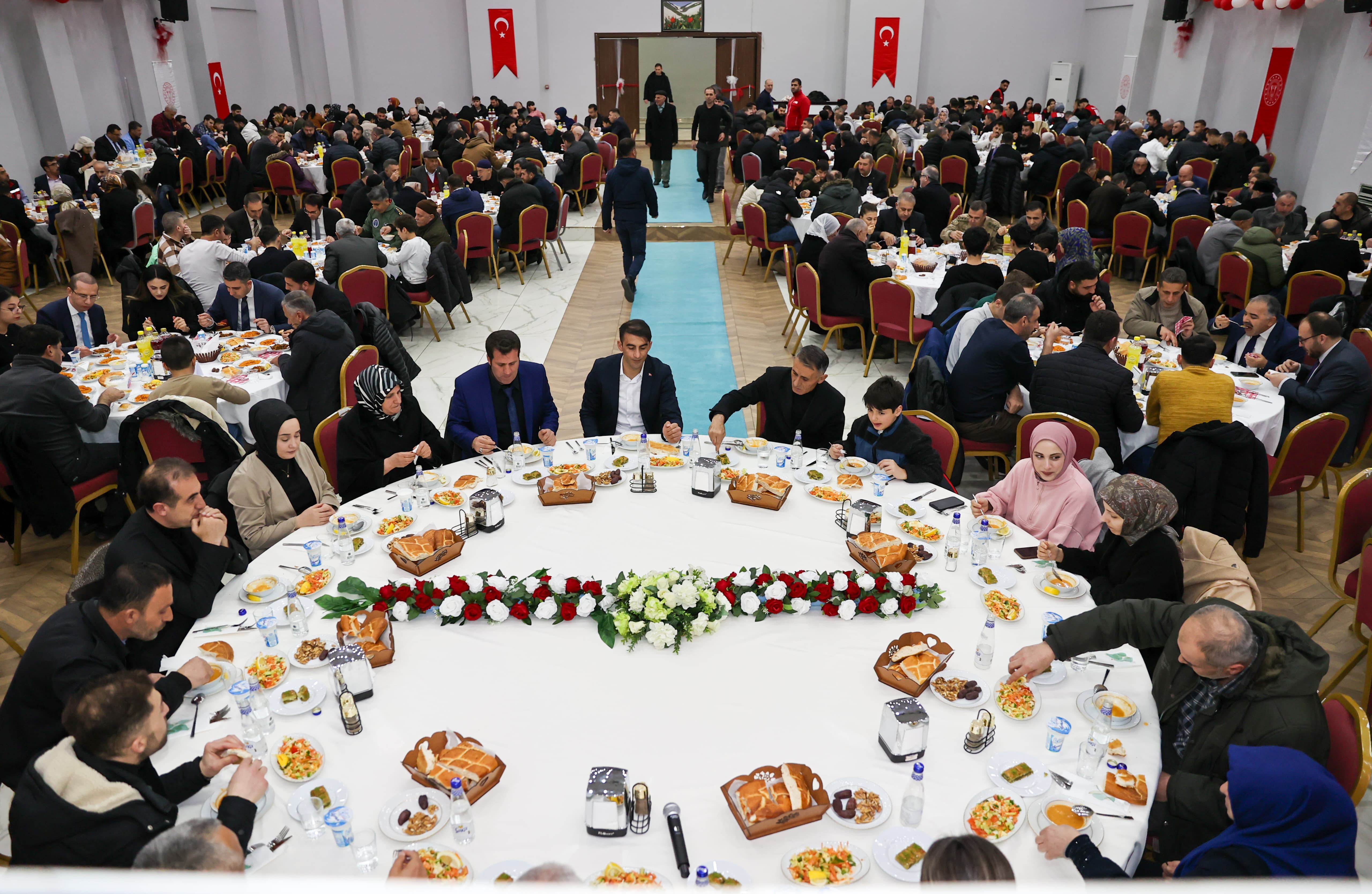 rektorumuz-sehit-aileleri-ve-gaziler-onuruna-duzenlenen-iftar-programina-katildi-6748