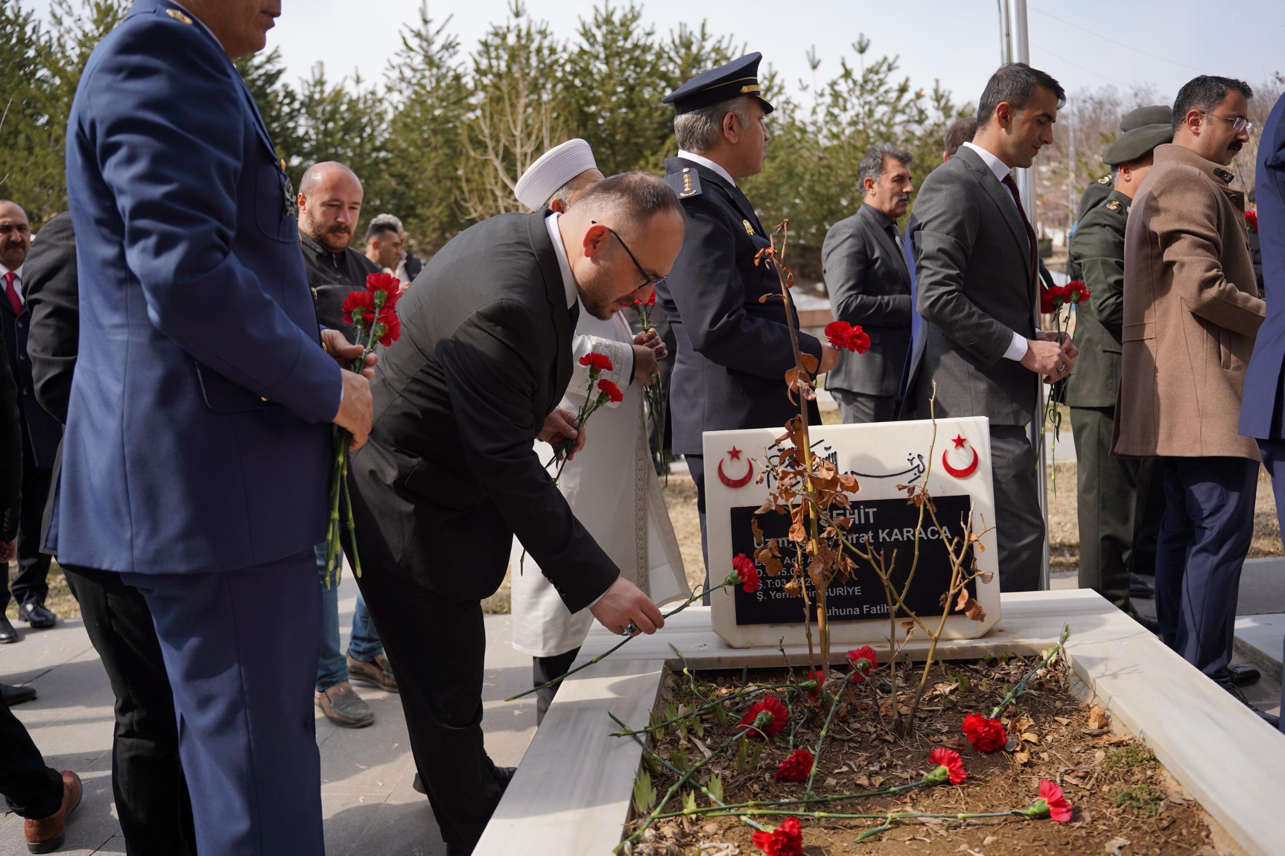 rektorumuz18-mart-canakkale-zaferi-ve-sehitleri-anma-programina-katildi-6871