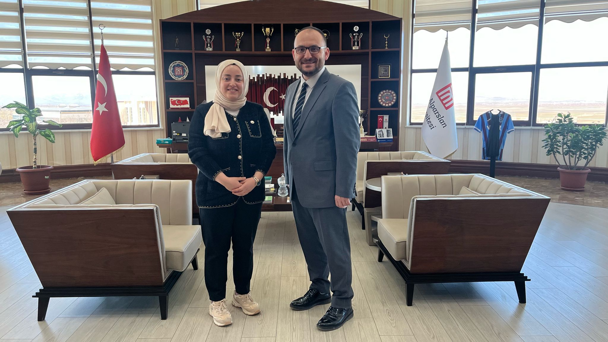 arastirma-gorevlisi-busra-dumludan-rektorumuze-ziyaret-6918