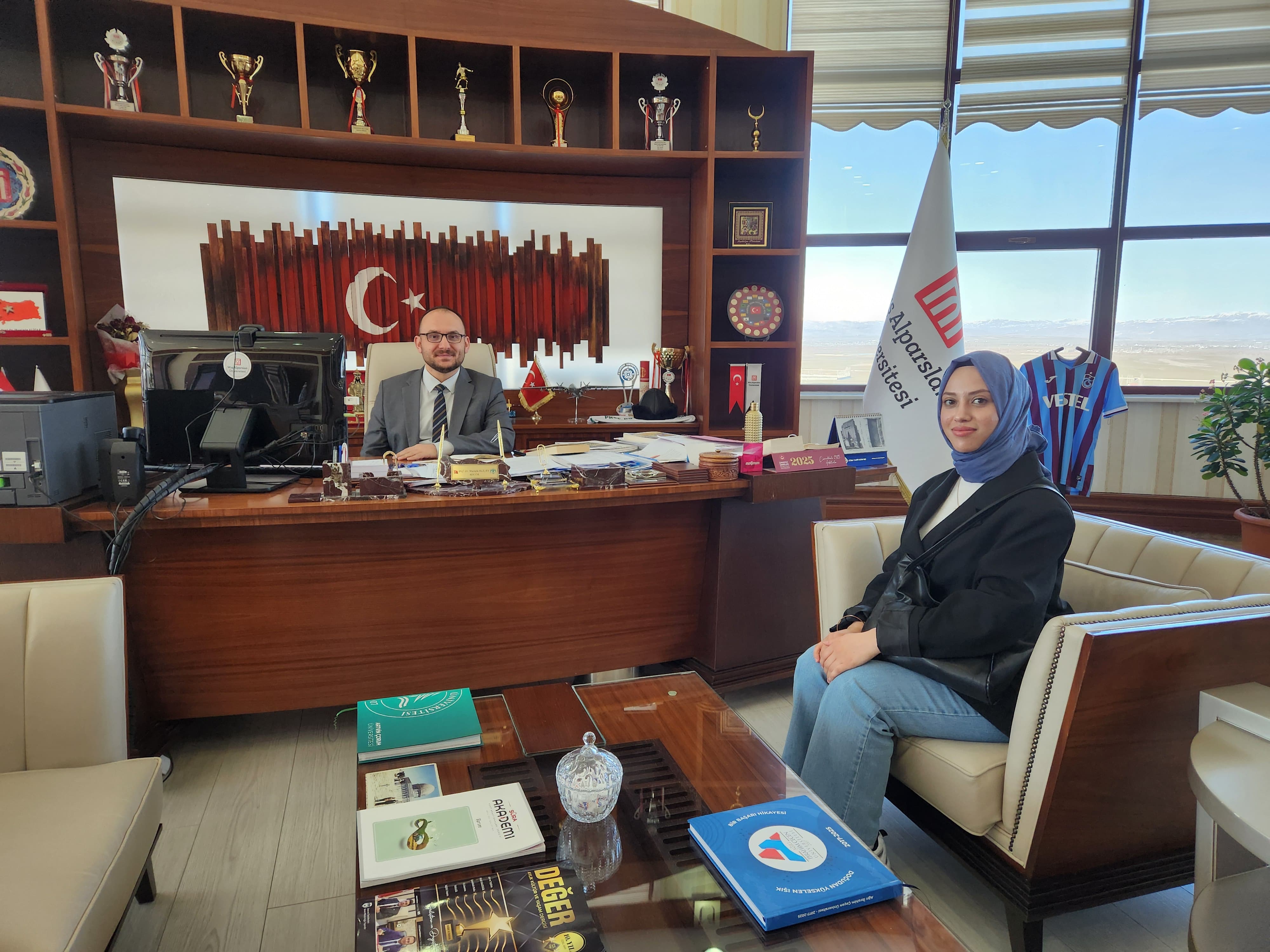 psikoloji-bolumu-ogrencisi-aleyna-gunaydan-rektorumuze-ziyaret-6919