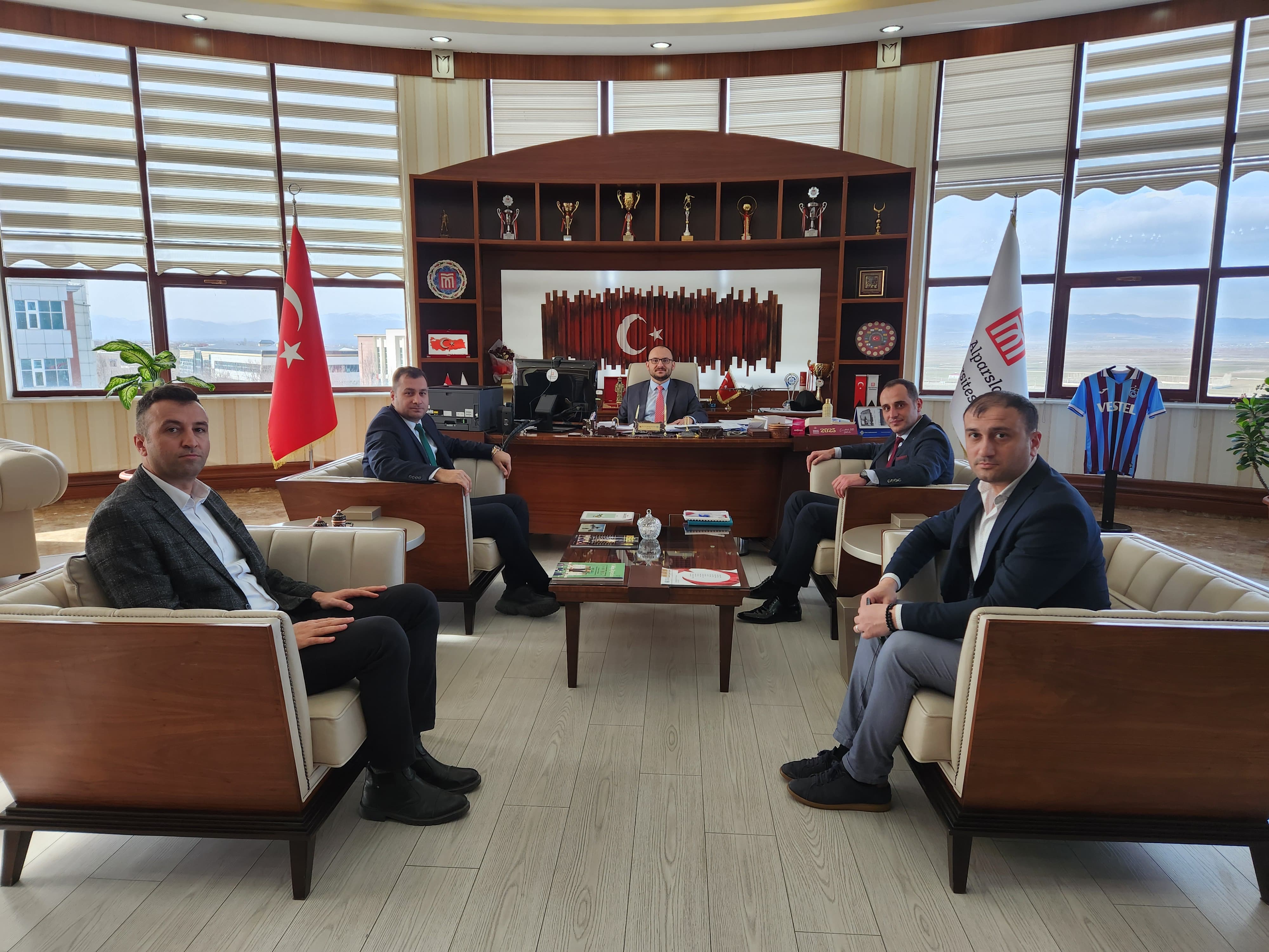 dsi-yetkililerinden-rektorumuze-ziyaret-6931