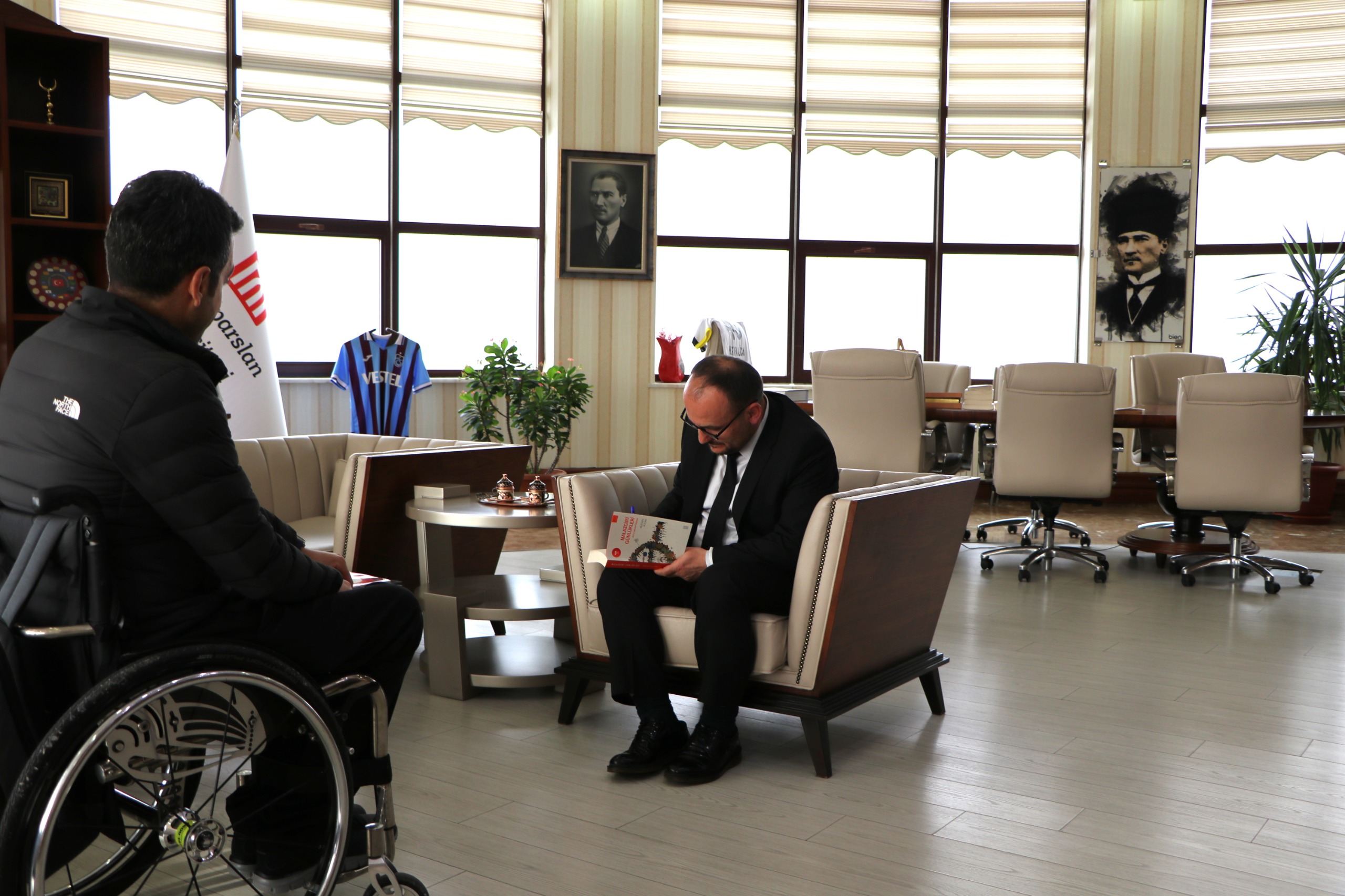 milli-sporcu-ve-gazi-yavuz-papagandan-rektorumuze-ziyaret-6971