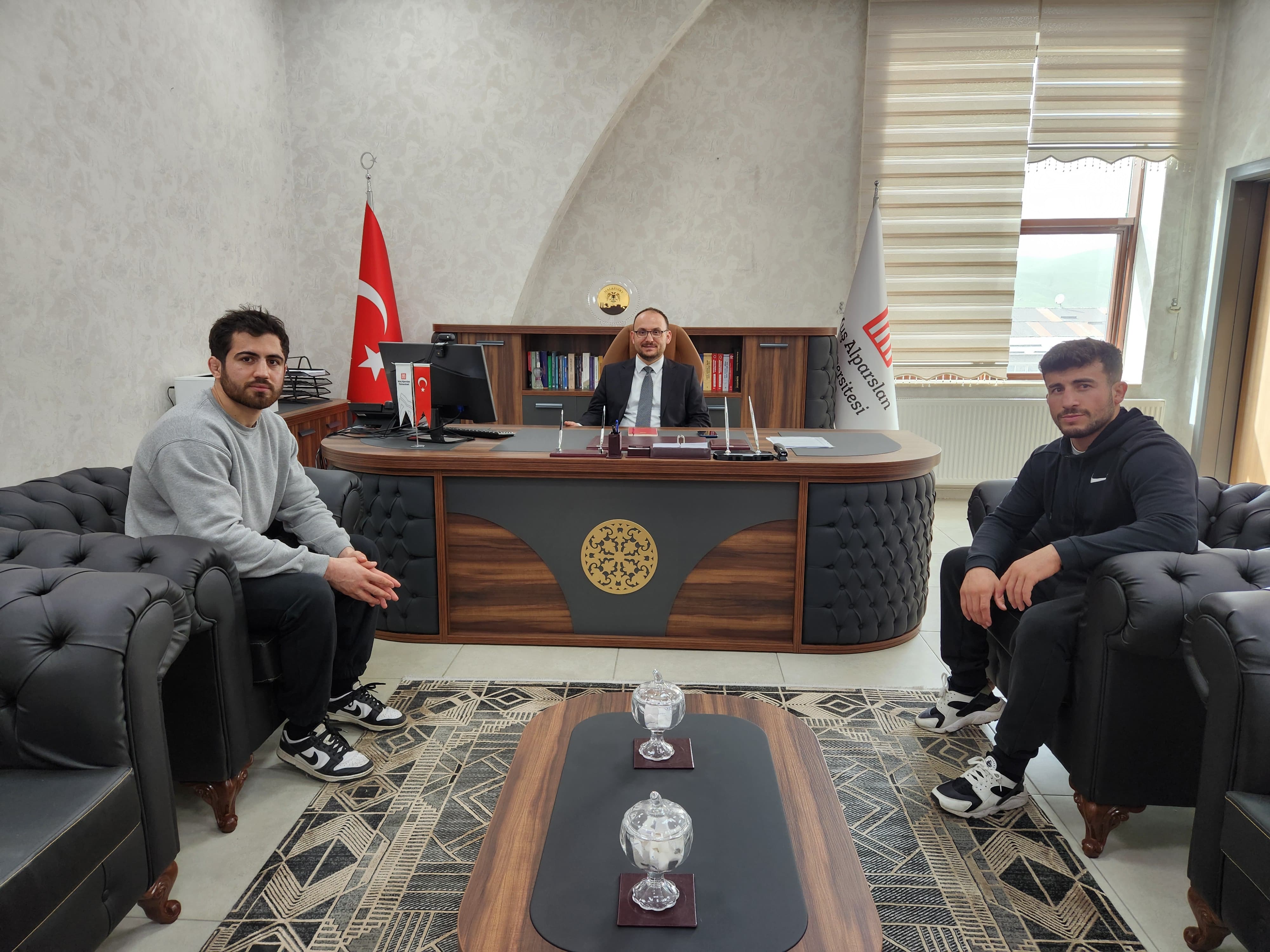 milli-basarilariyla-gururlandiran-ogrencilerimizden-rektorumuze-ziyaret-7007