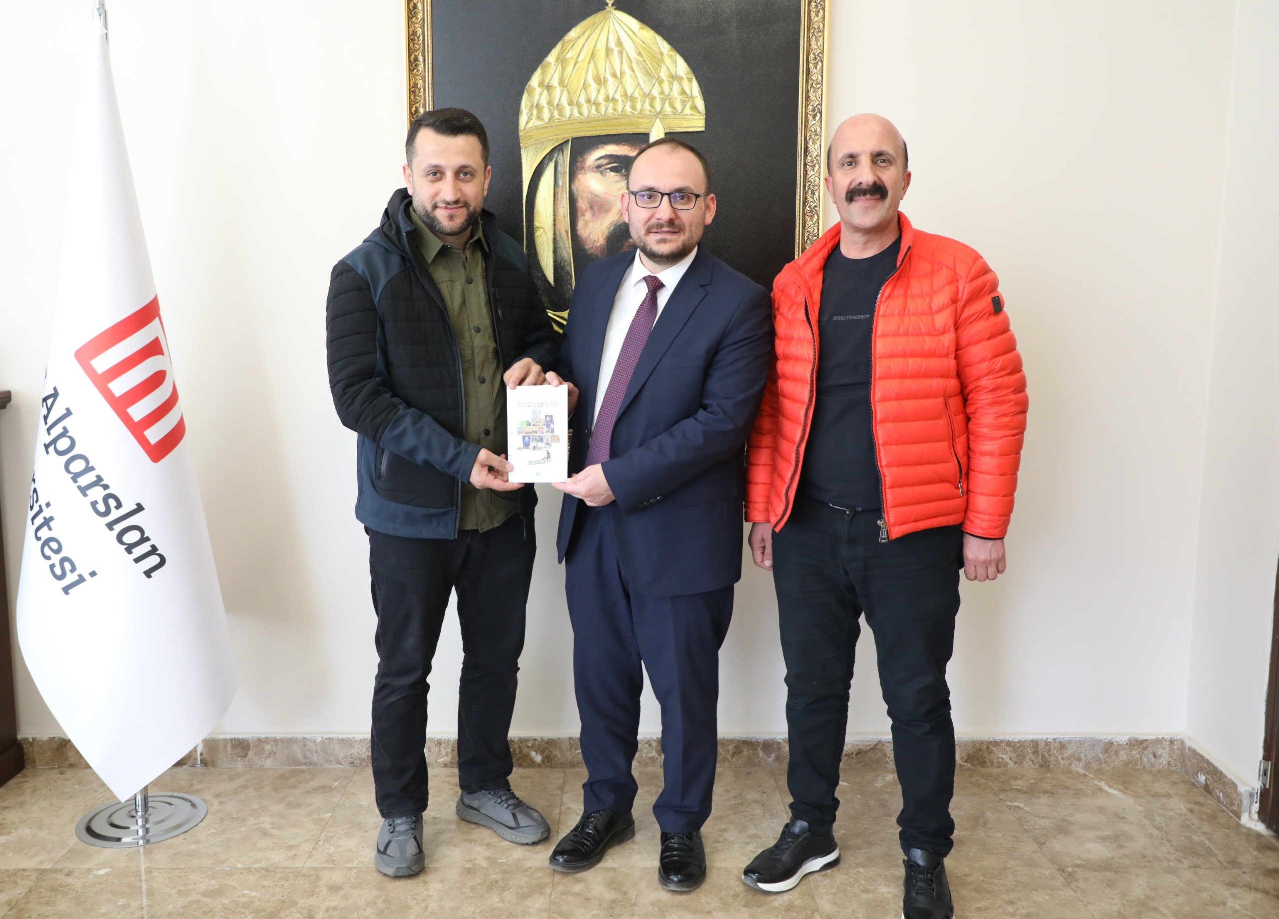 yazar-serkan-guresmer-ve-mus-fotograf-dernegi-temsilcisi-kenan-demirden-rektorumuze-ziyaret-7021