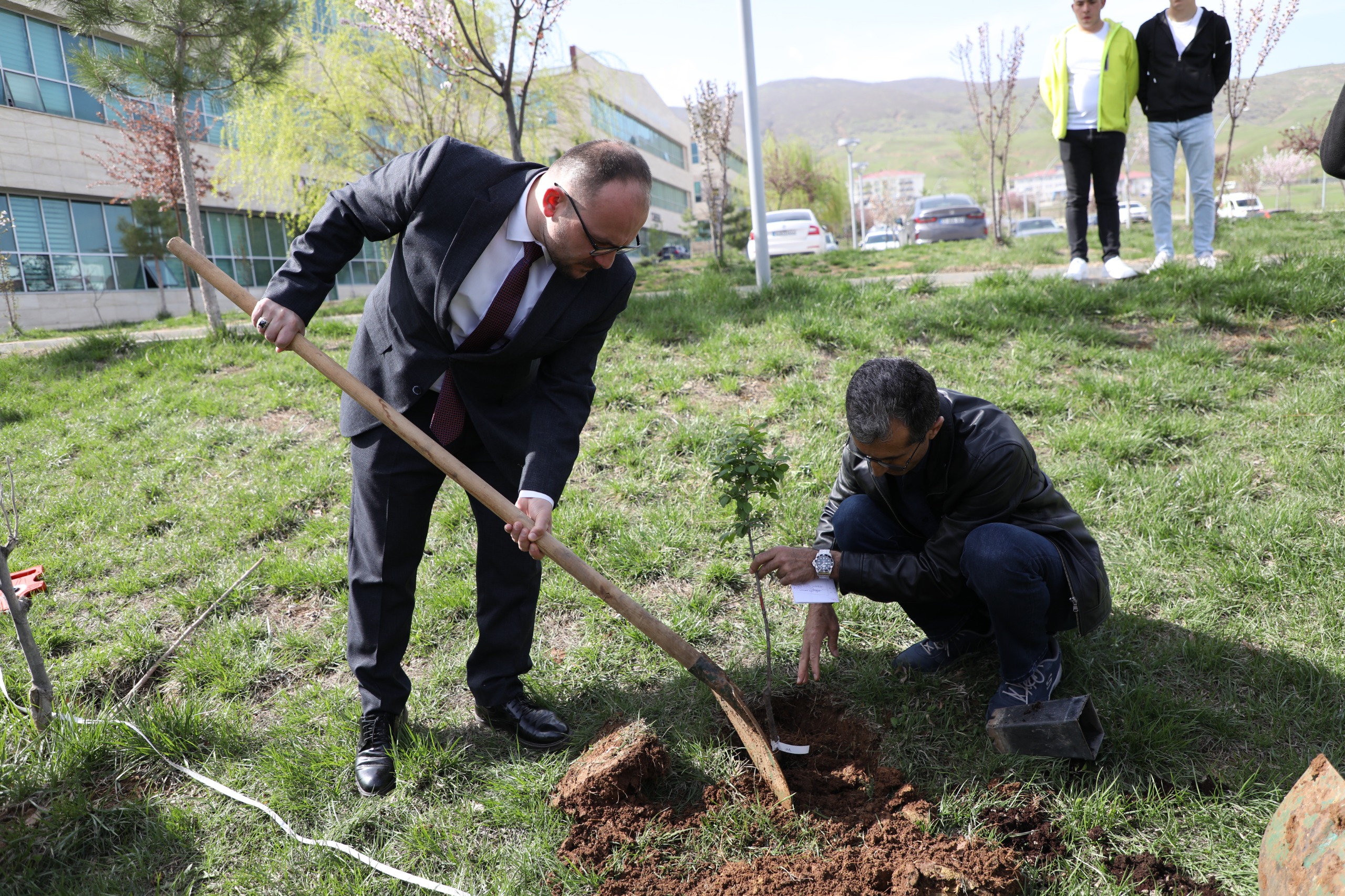 universitemizde-agac-dikme-ve-budama-egitimi-gerceklestirildi-7130