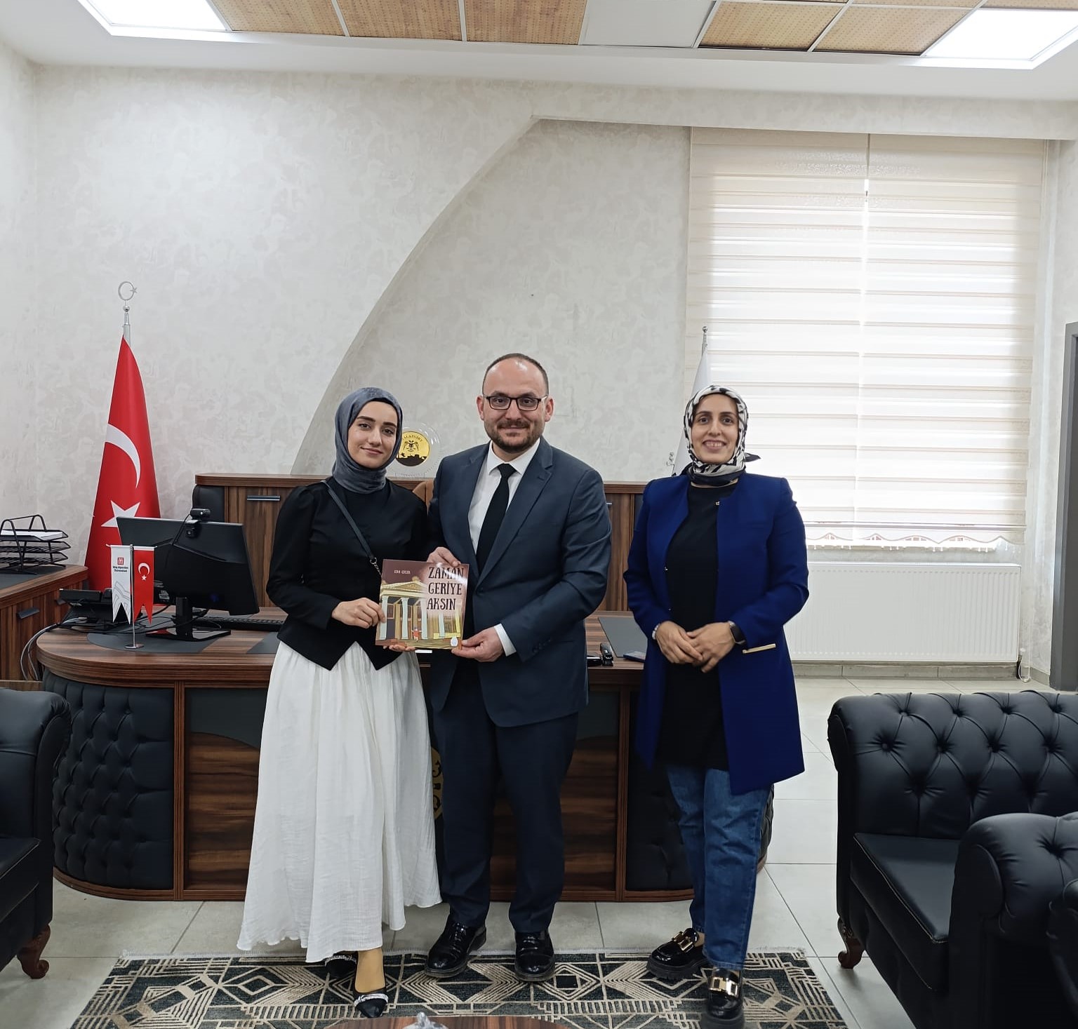 mezunumuz-yazar-eda-cicekten-rektorumuze-ziyaret-7153