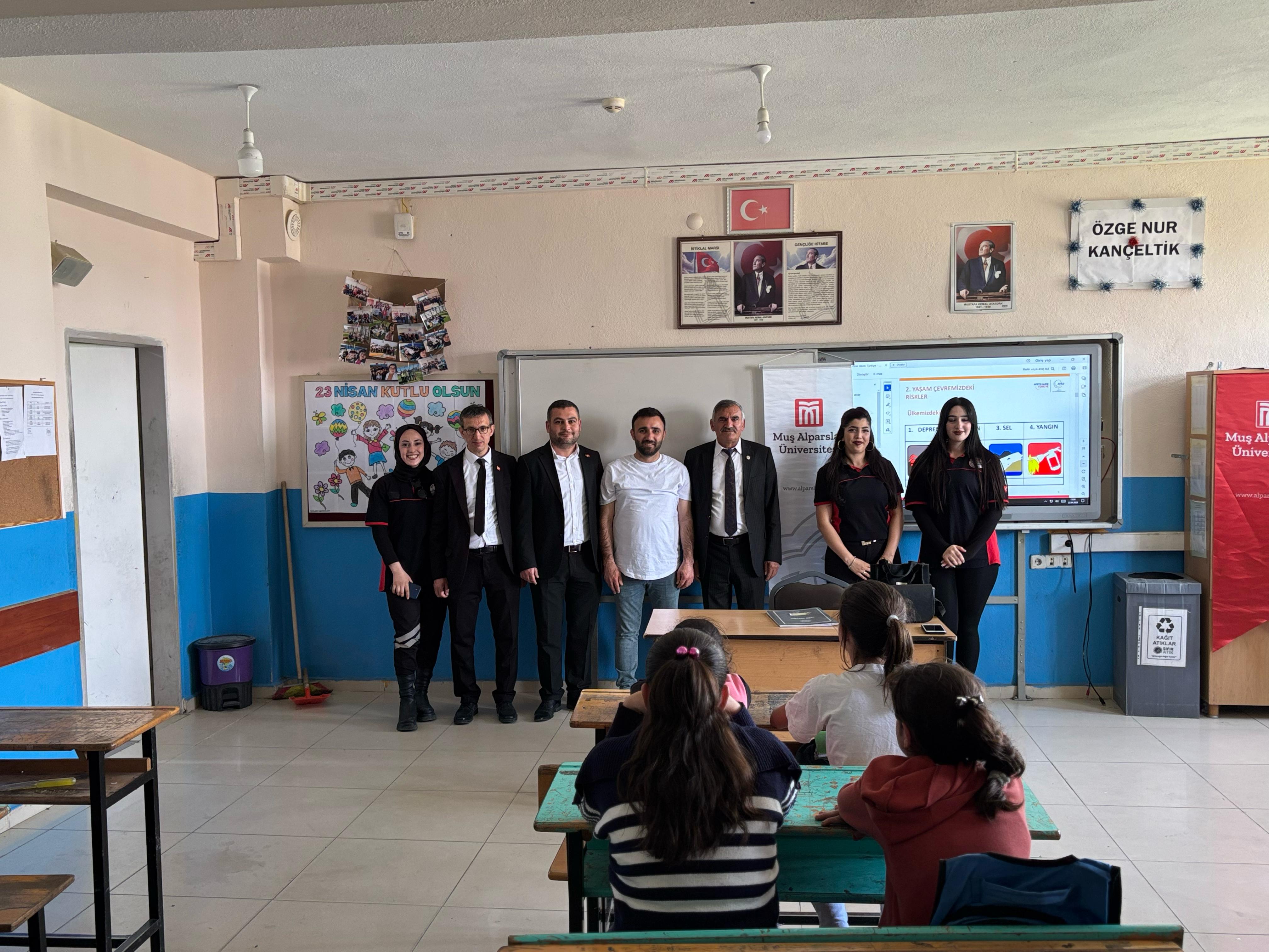 bulanikta-ortaokul-ogrencilerine-afet-farkindalik-egitimi-verildi-7162