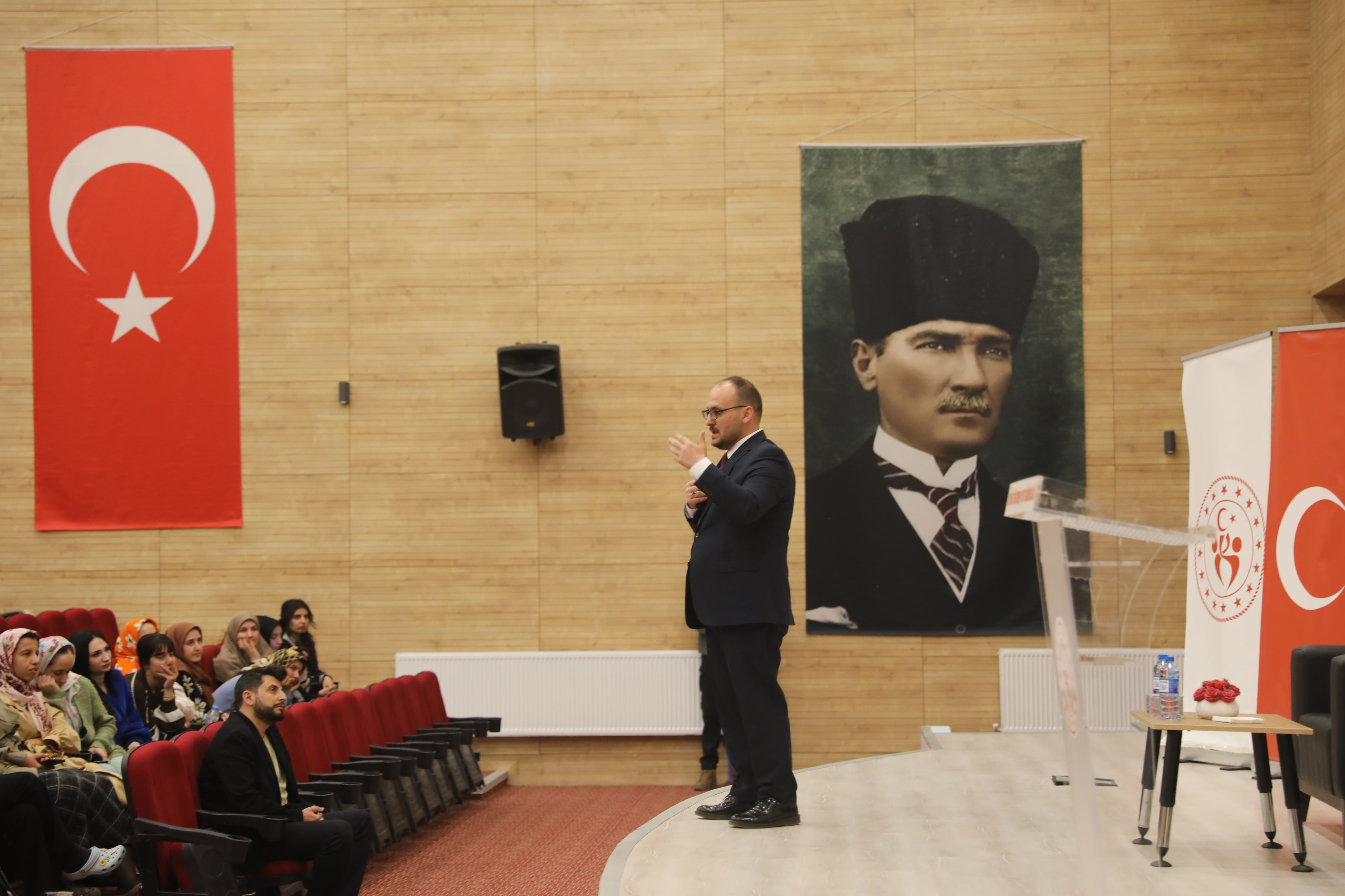 rektorumuz-prof-dr-mustafa-alican-ogrencilerle-bir-araya-geldi-7171