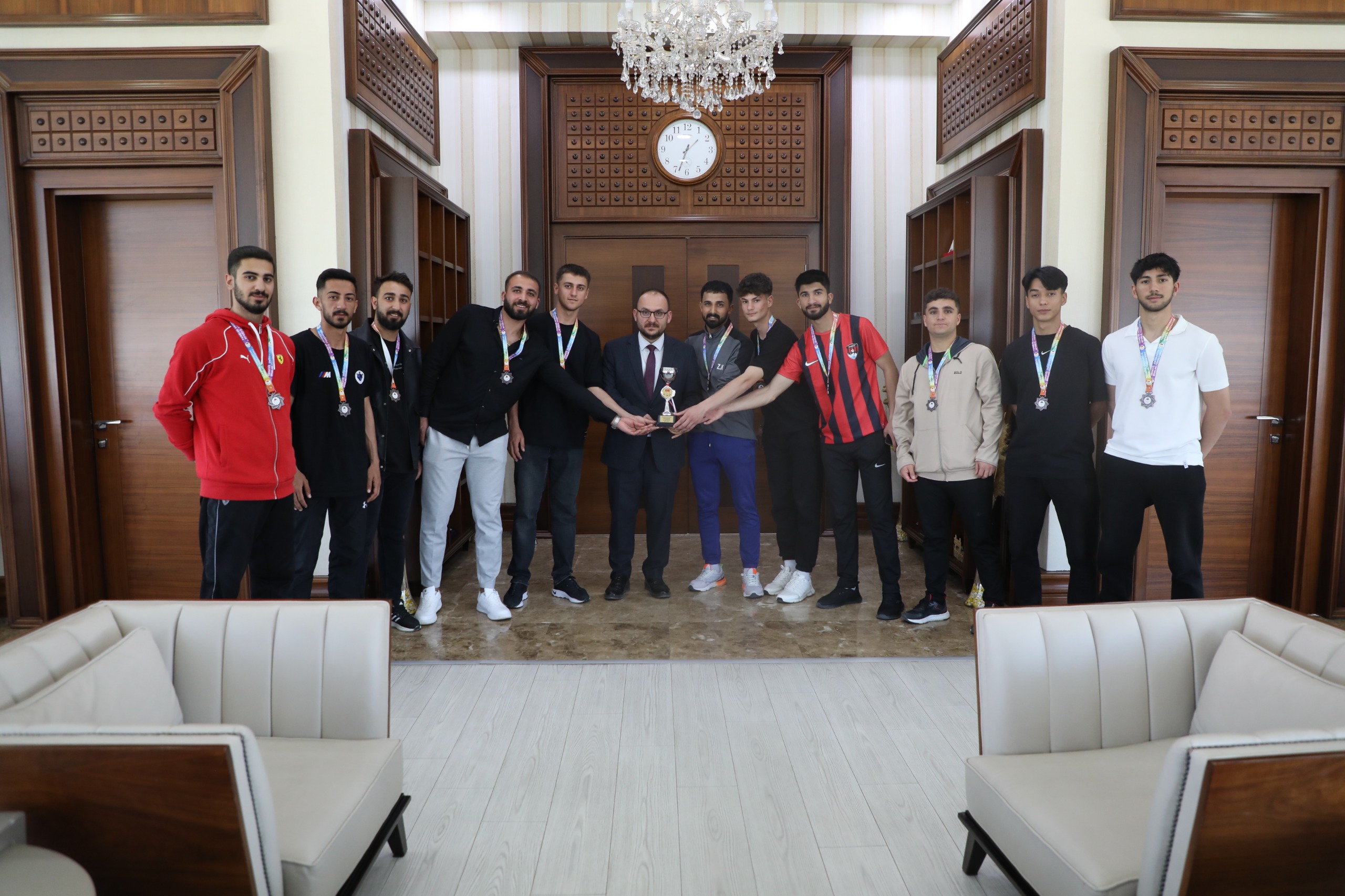 salon-hokeyi-takimimizdan-rektorumuze-ziyaret-7206