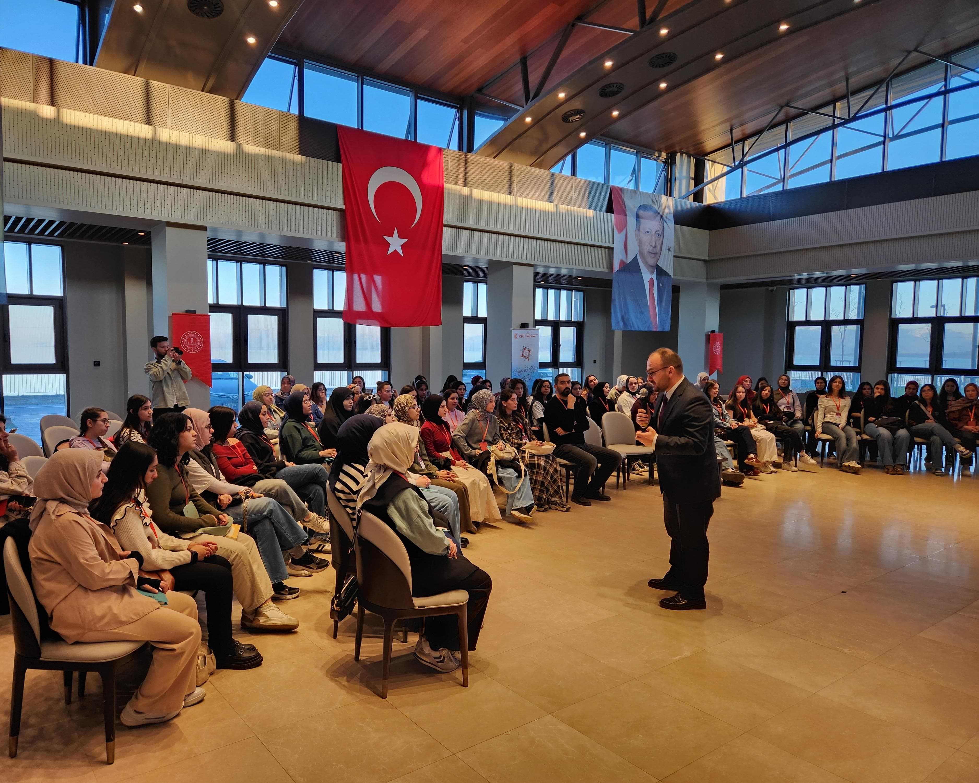 rektorumuz-prof-dr-mustafa-alican-maziden-atiye-ahlat-programinda-genclerle-bulustu-7213