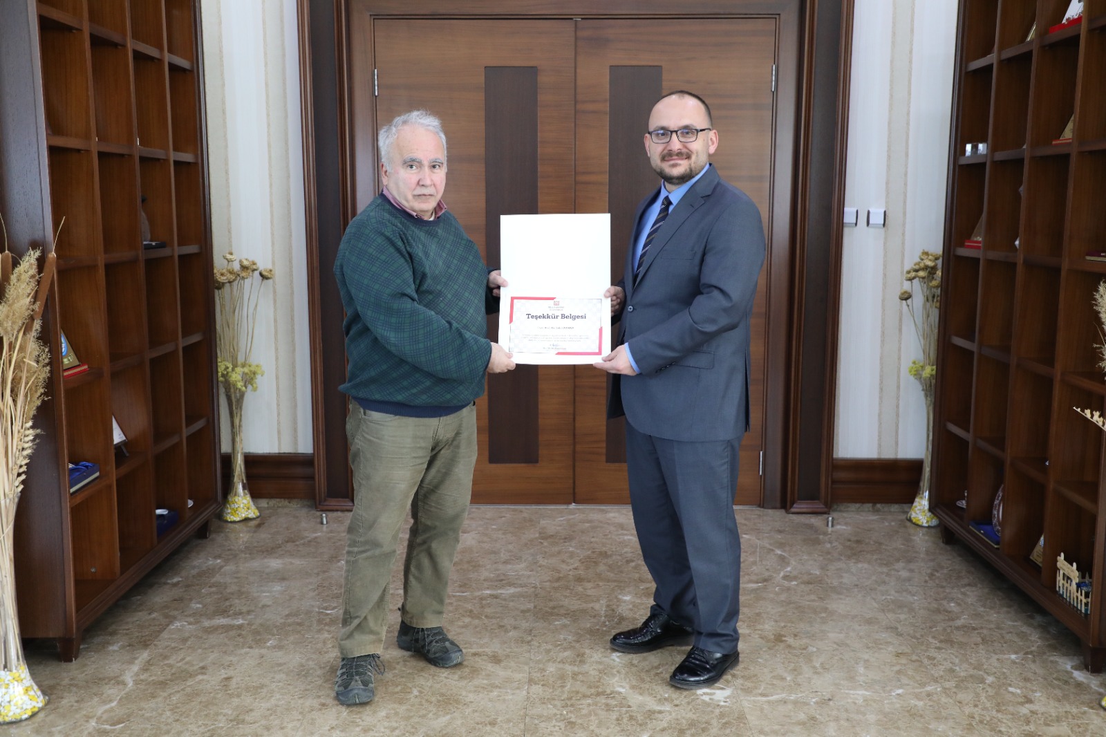 ortadogu-ve-afrika-calismalarinda-oncu-isim-prof-dr-sabit-dumana-tesekkur-belgesi-7337