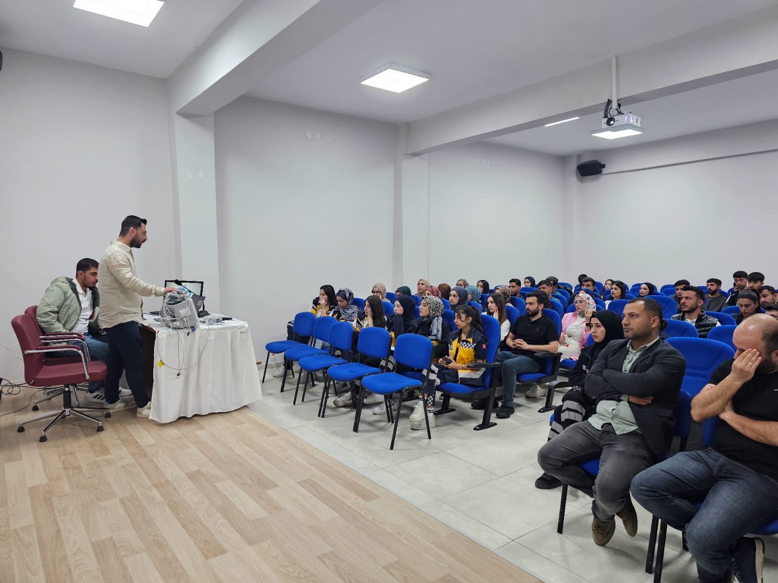 varto-giyasettin-bingol-meslek-yuksekokulunda-ekg-okuma-ve-defibrilator-cihazi-kullanimi-semineri-gerceklestirildi-7417